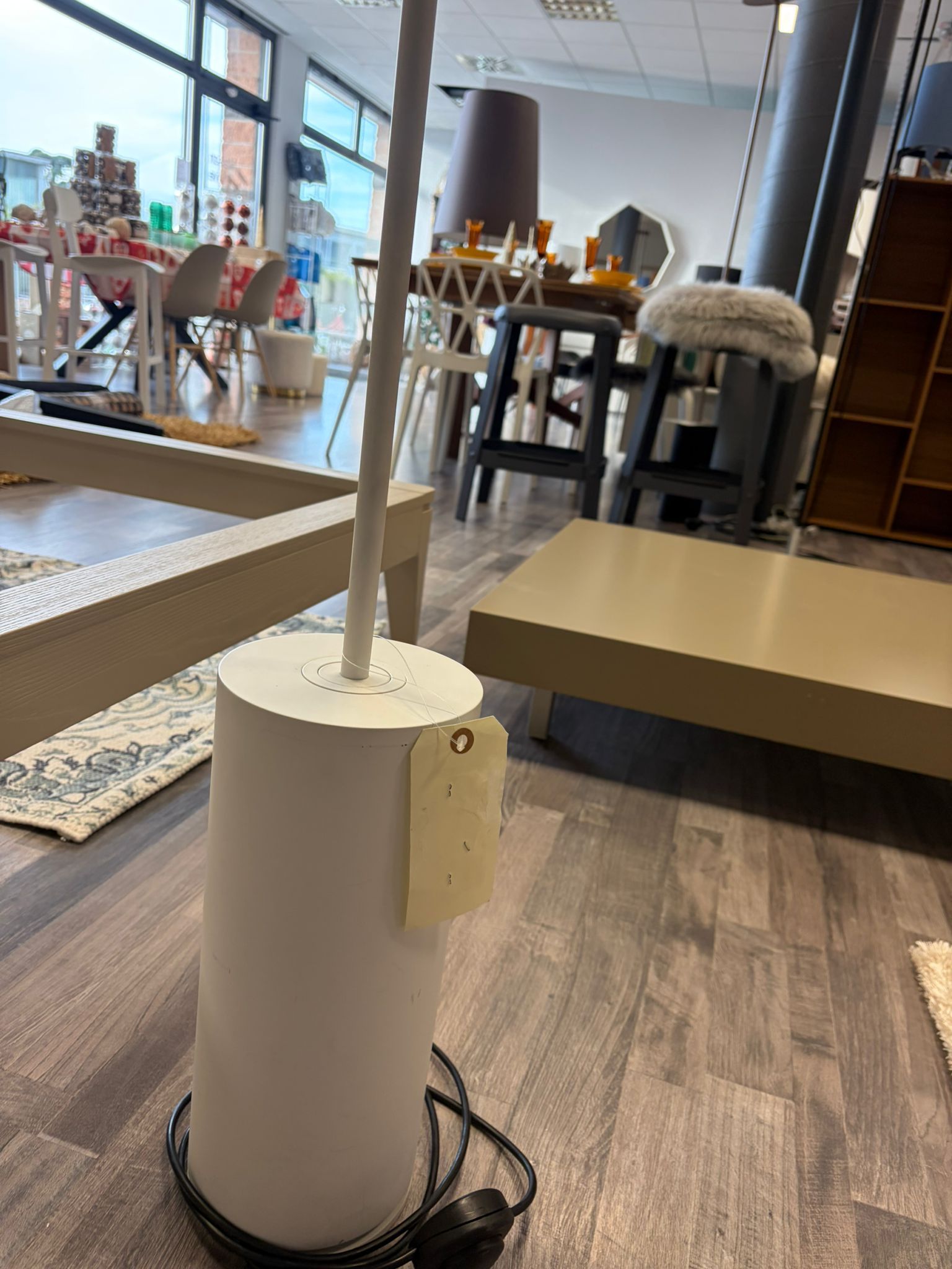 Luà Stehlampe aus weißem Aluminium Details