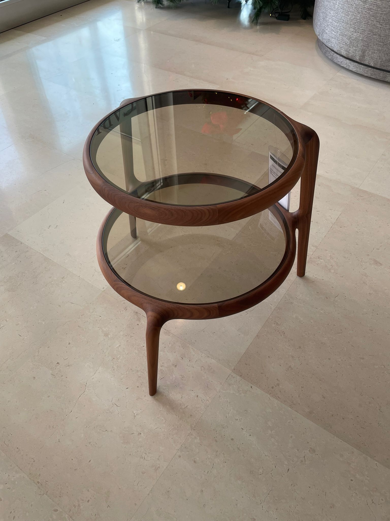 Jean Couchtisch rund aus bronzefarbenem Glas und Walnussholz Main