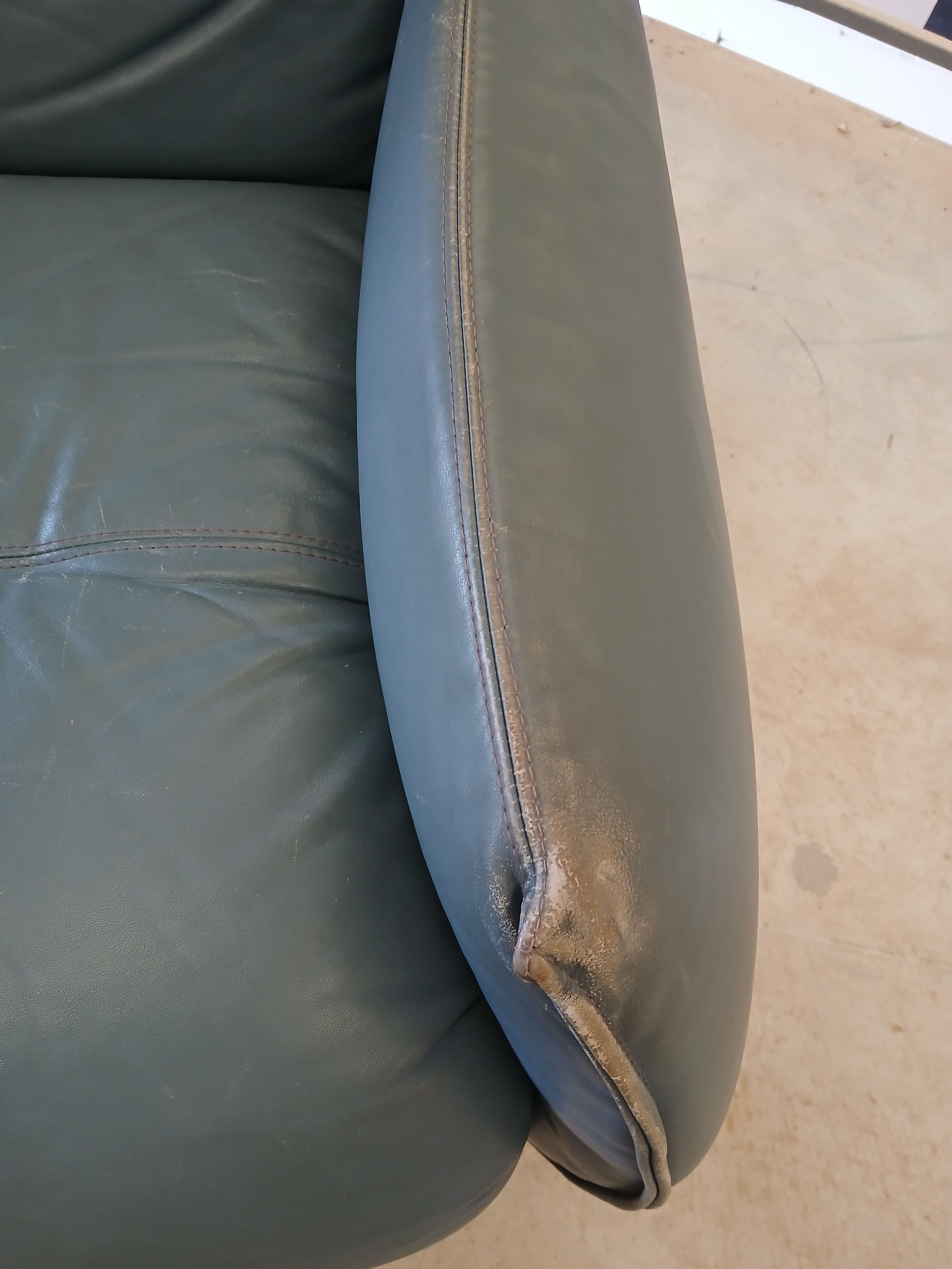 Ledersessel mit Metallgestell 17