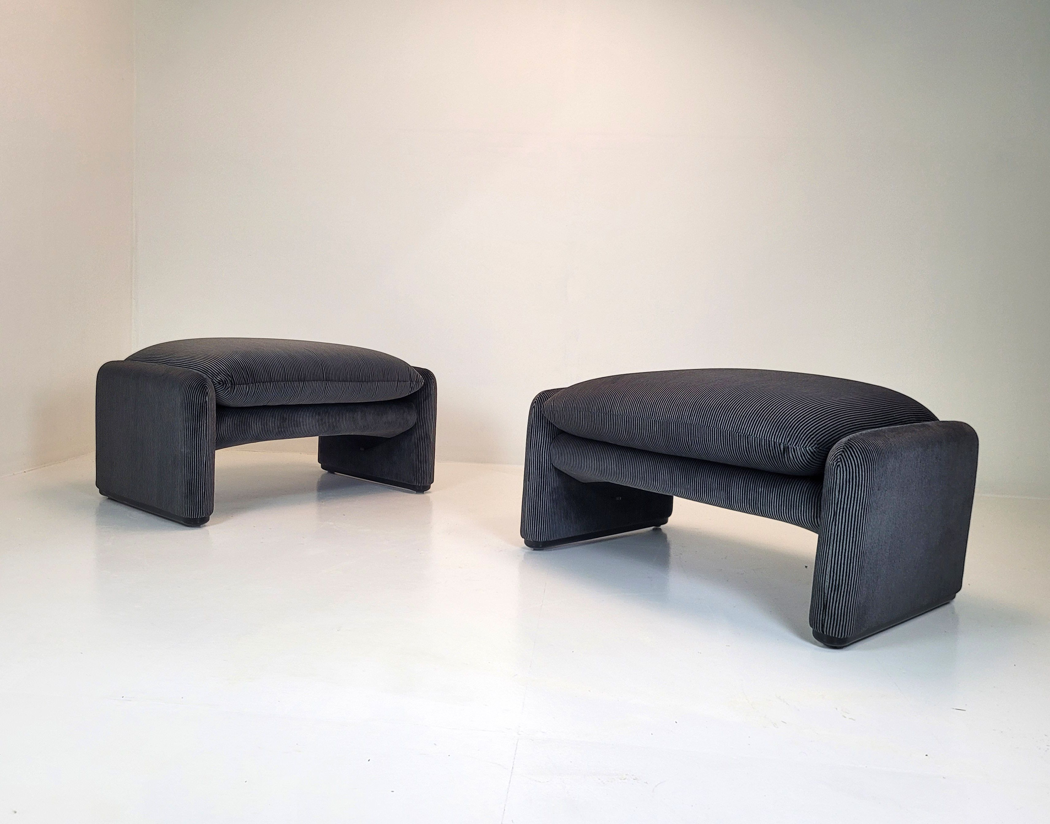 Pouf Maralunga en tissu de Vico Magistretti Main