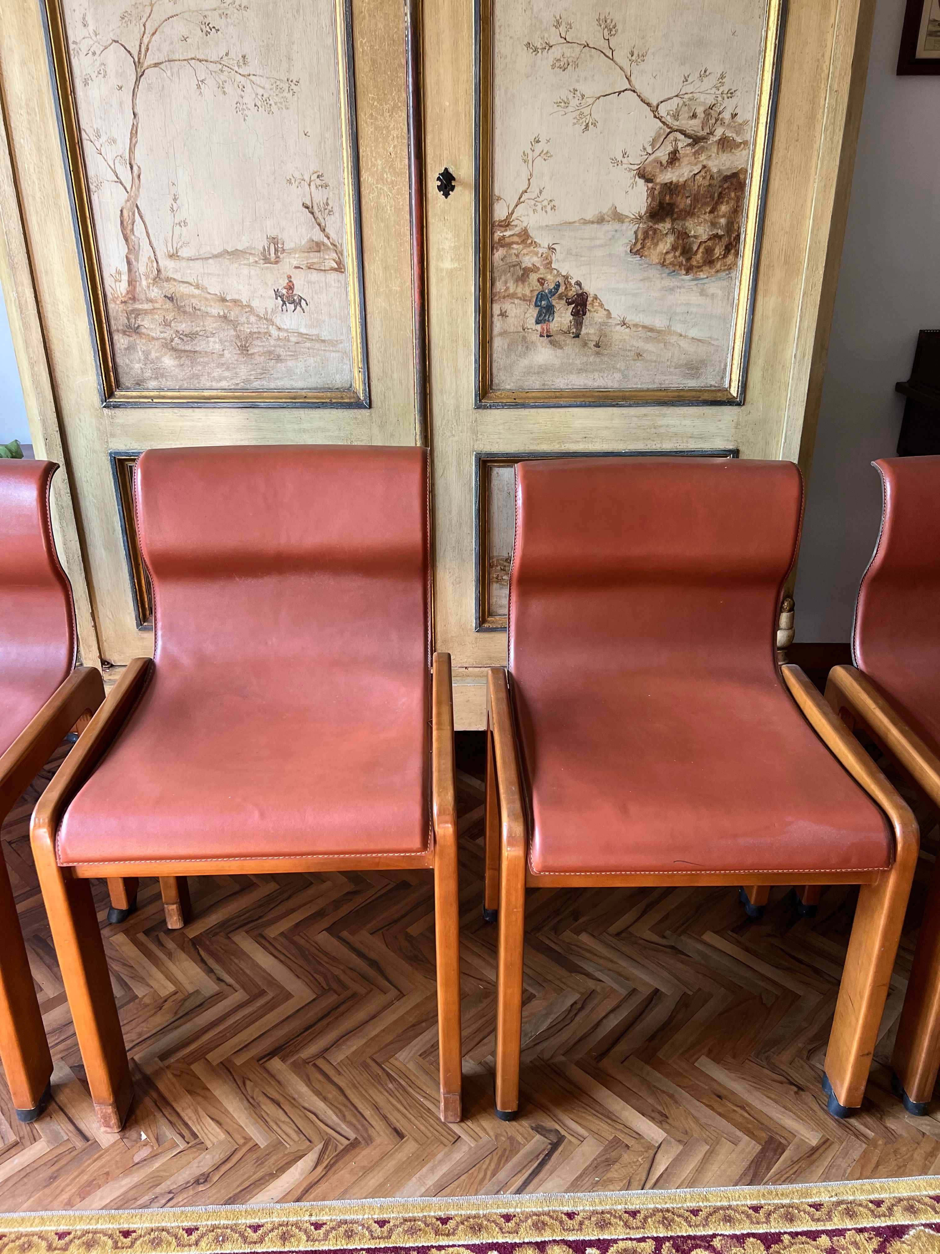 Sedia in legno e pelle di Afra e Tobia Scarpa (anni '60) Side