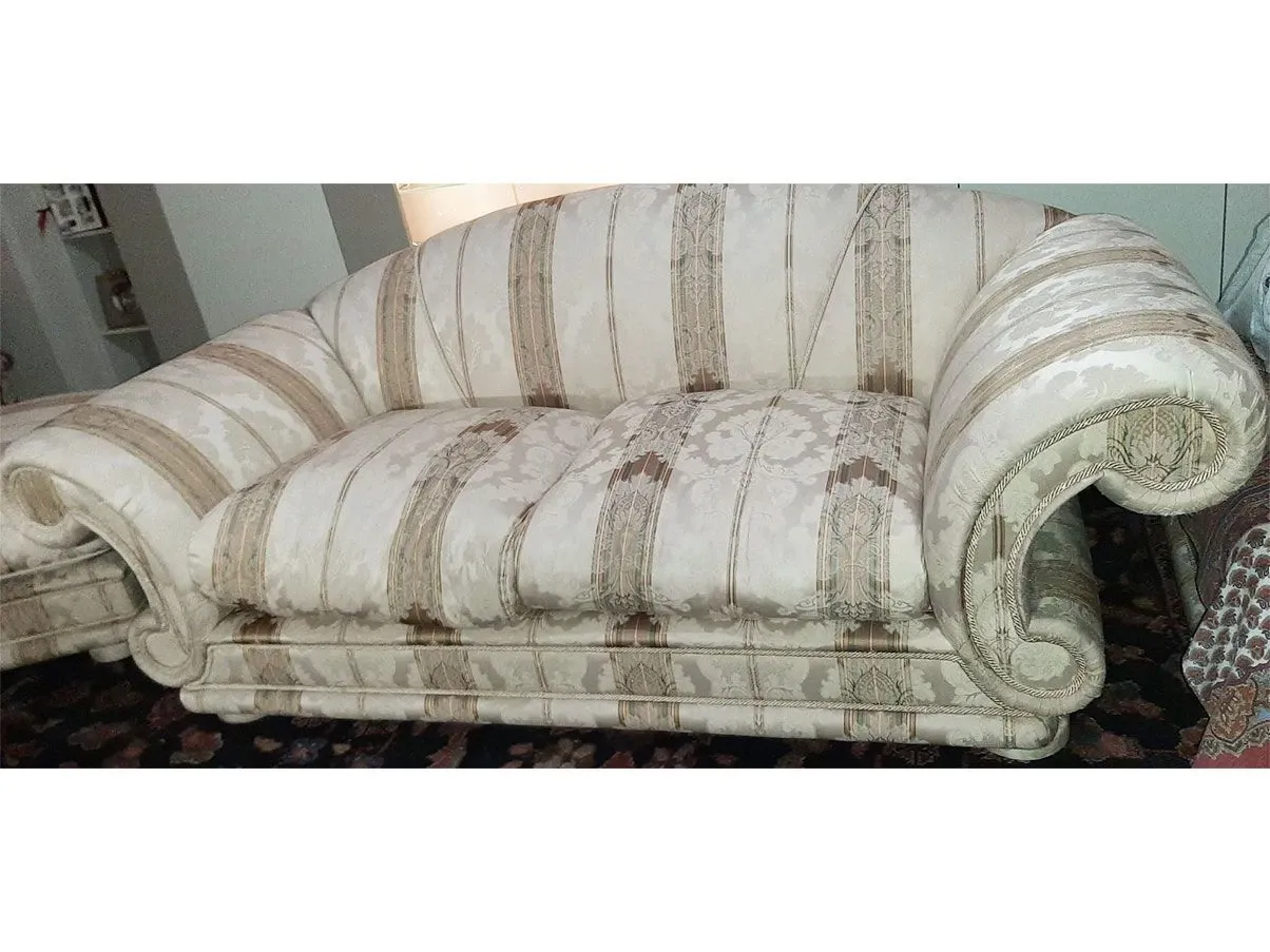 Set divano vintage in stile classico con 2 pouf abbinati 1