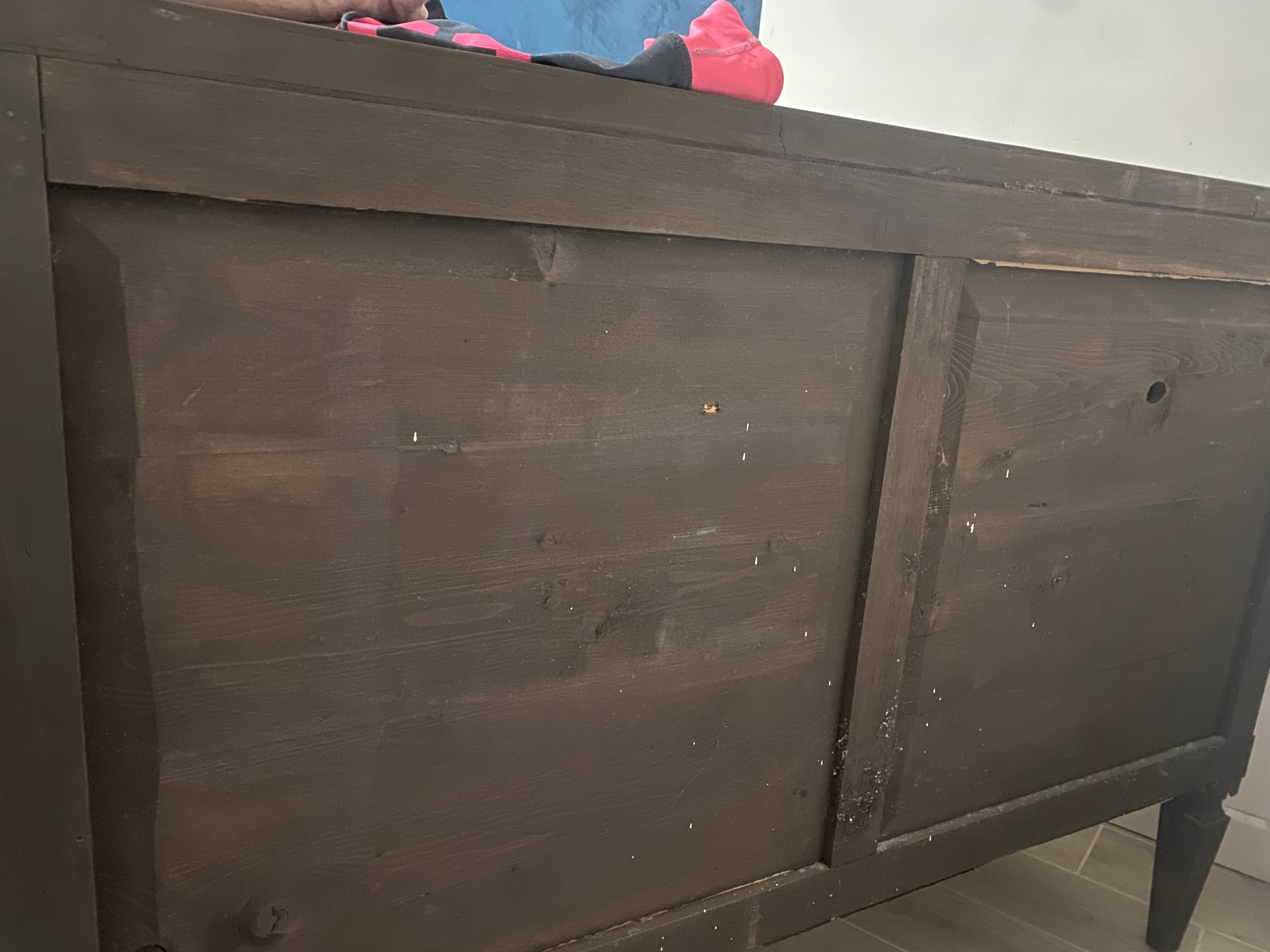 Commode décorée en noyer et en bois de cerisier (XIXe siècle) Details