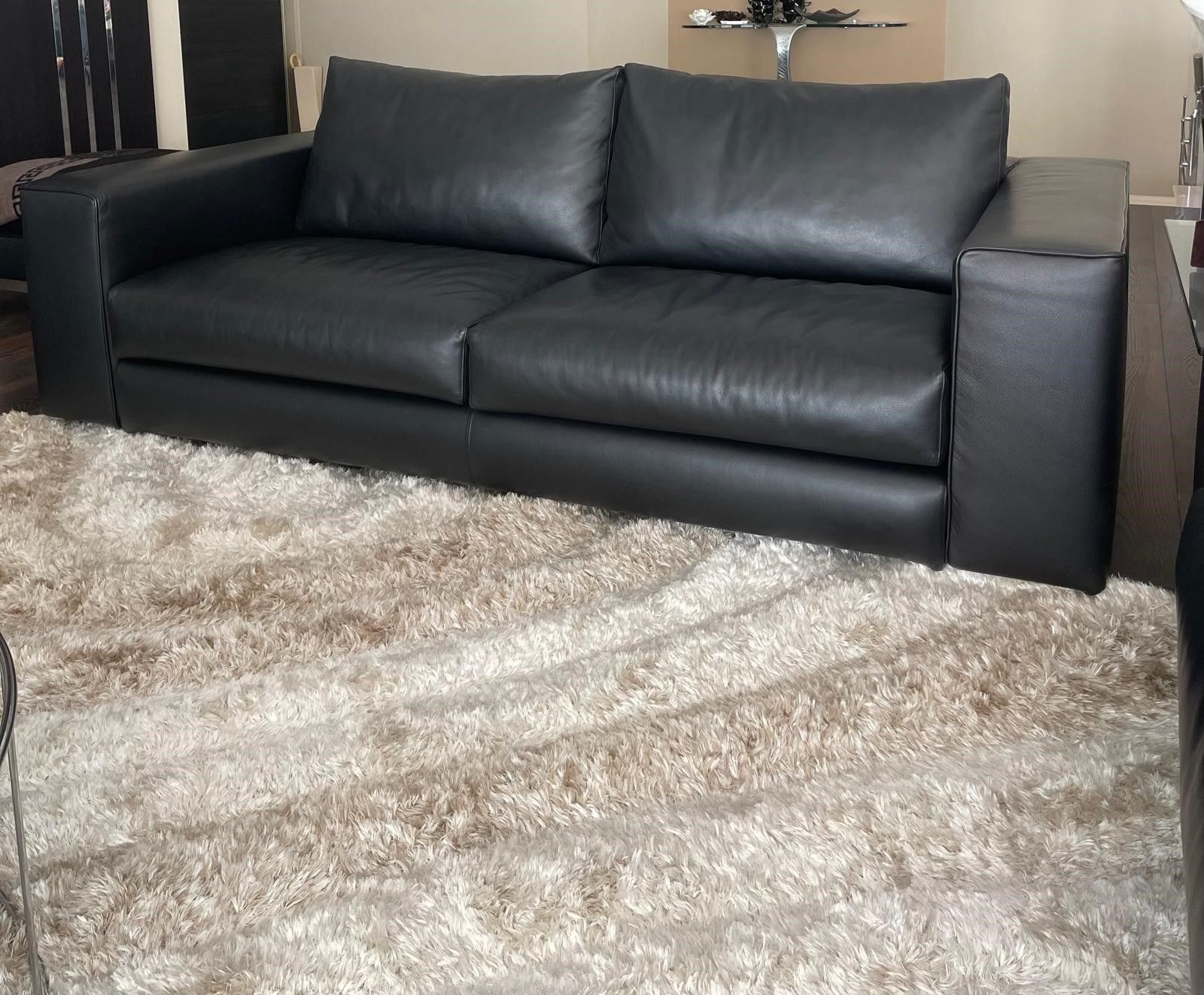 Divano 2 posti Hamilton in pelle nera di Rodolfo Dordoni  Front