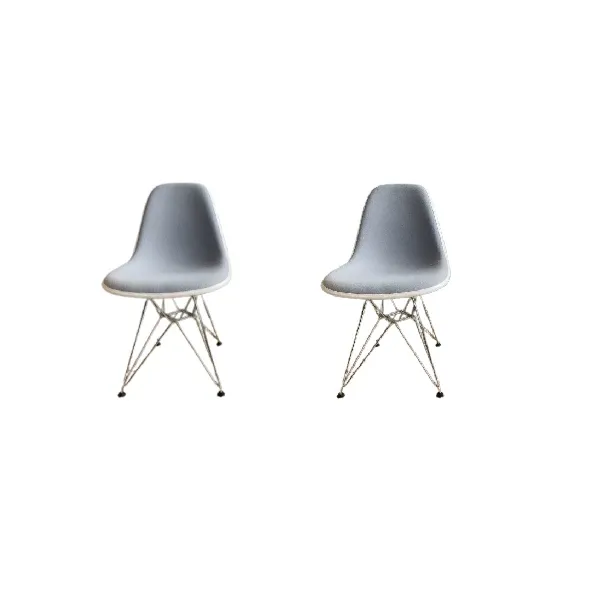 Set of 2 chairs by Charles & Ray Eames, Vitra image