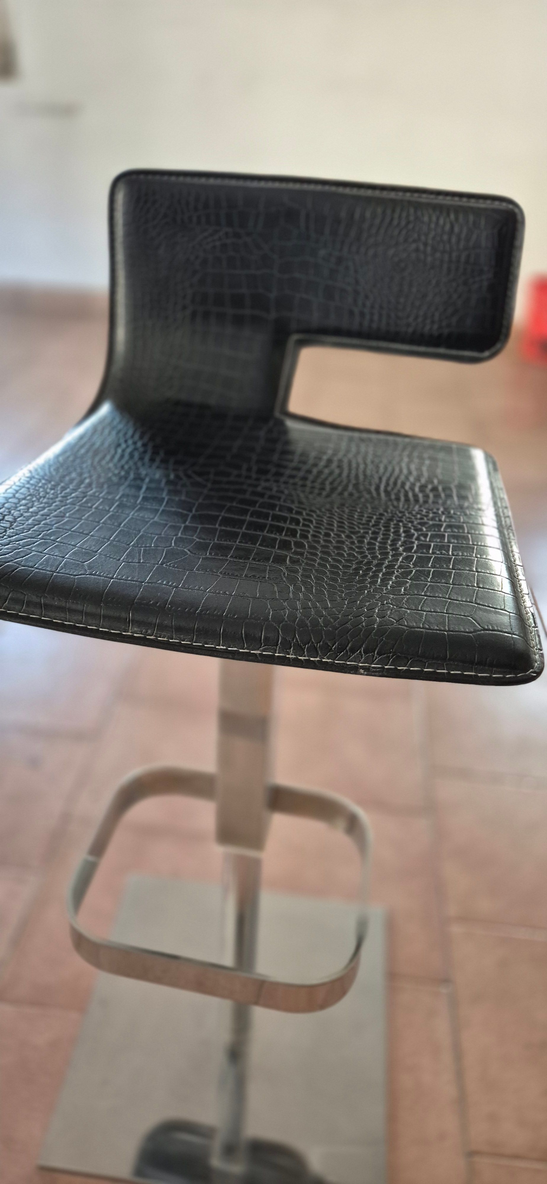 Sgabello Quod Rei in cuoio  Front