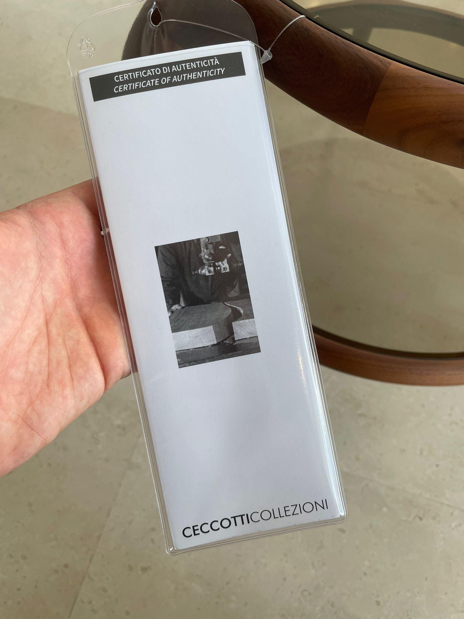 Jean Couchtisch rund aus bronzefarbenem Glas und Walnussholz Brand