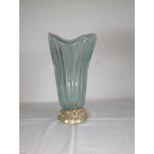 Vaso costolato a ventaglio in vetro a bollicine con base in cristallo a lenti e foglia oro. Firma incisa Barovier e Toso Murano. Anno acquisto 1991.  image