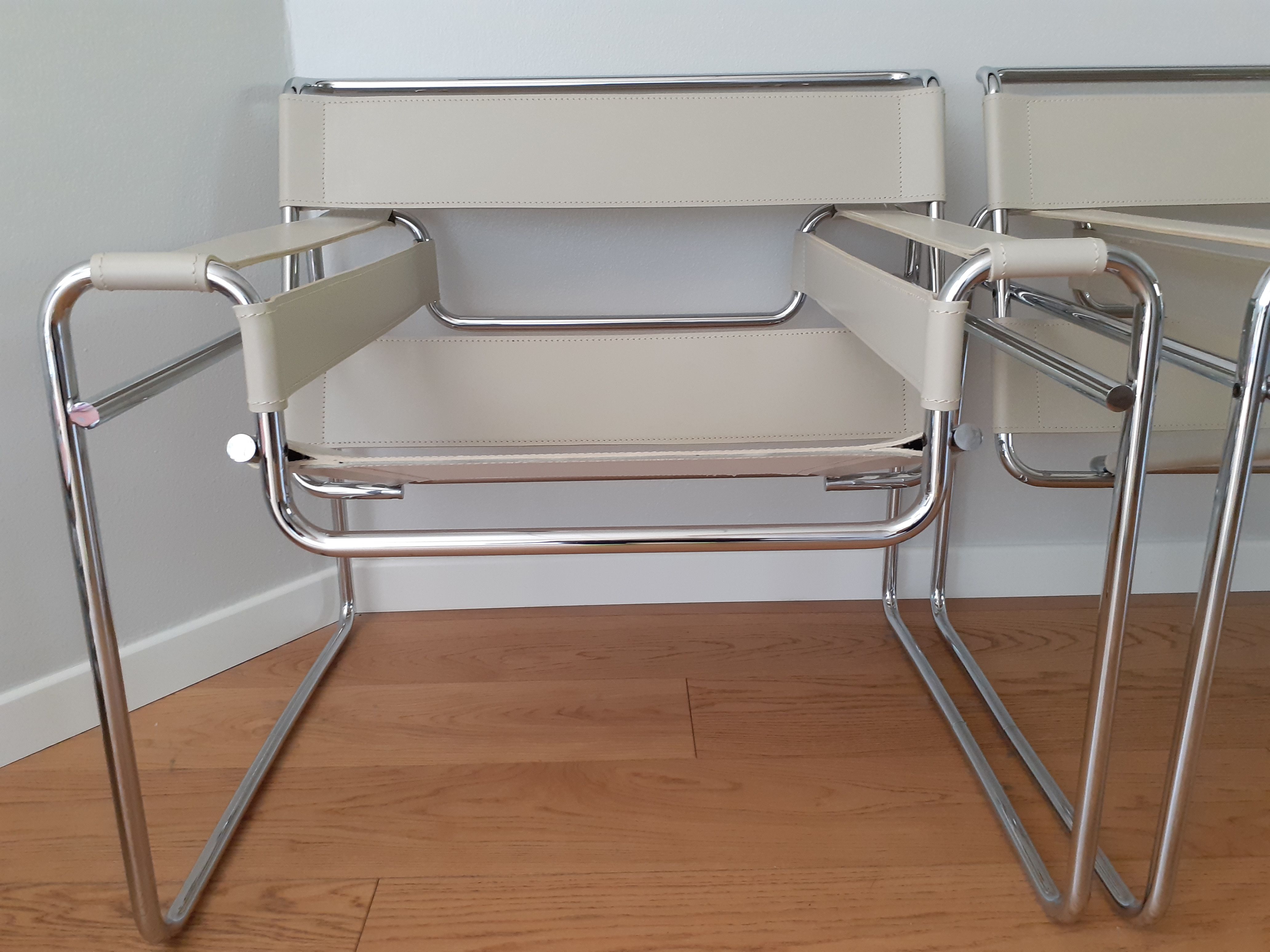 Set of 2 Wassily B3 armchairs in beige leather by Marcel Breuer, Gavina Side