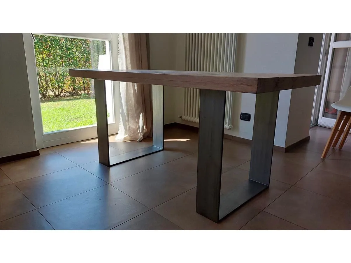 Tavolo in rovere sbiancato con gambe in metallo 1