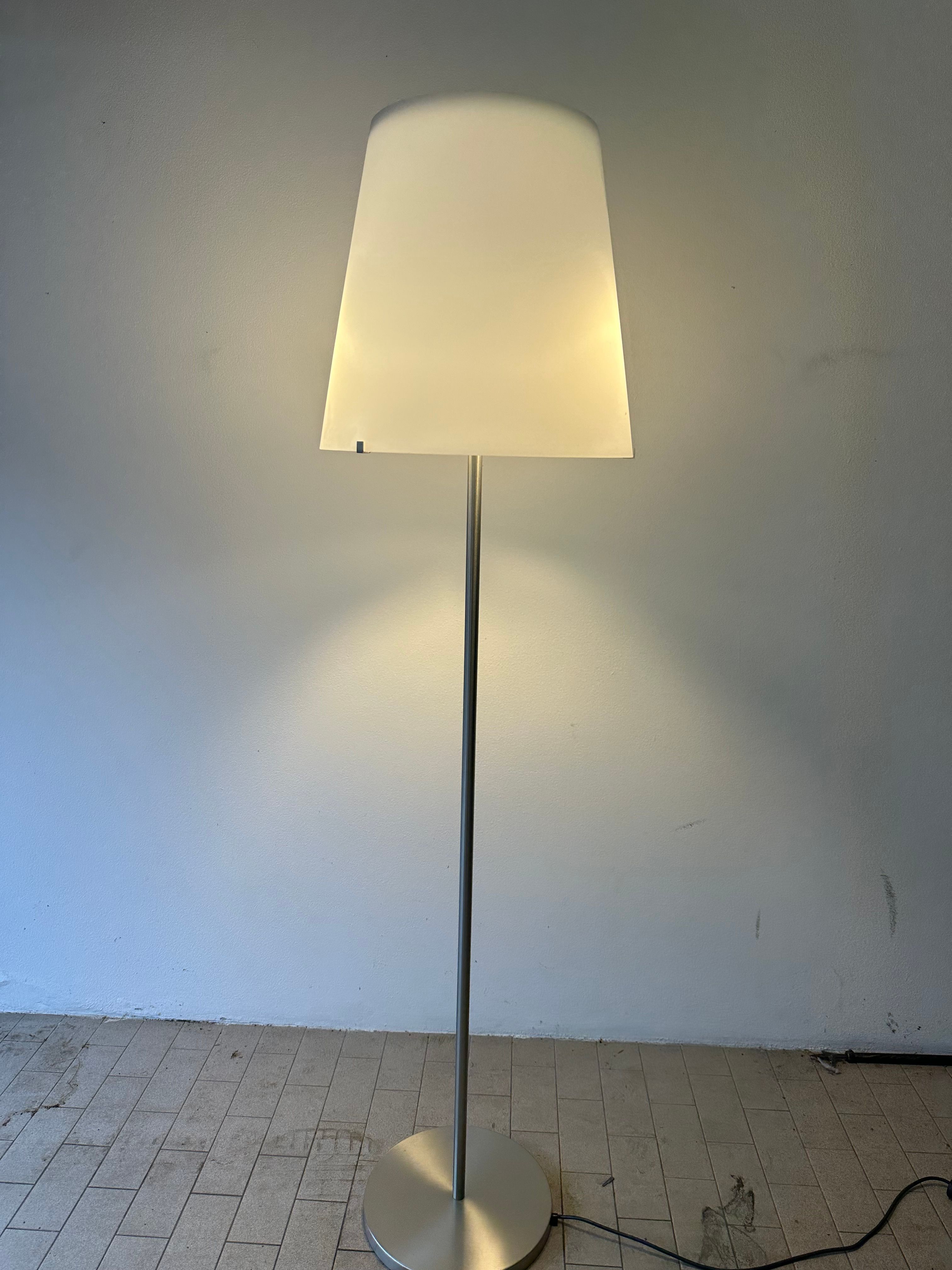 Stehlampe Modell 3247 aus Metall und Glas (50er Jahre) Main