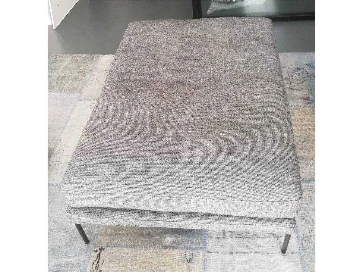 Modernes Sofa 110 mit Hocker aus Stoff (grau) 3