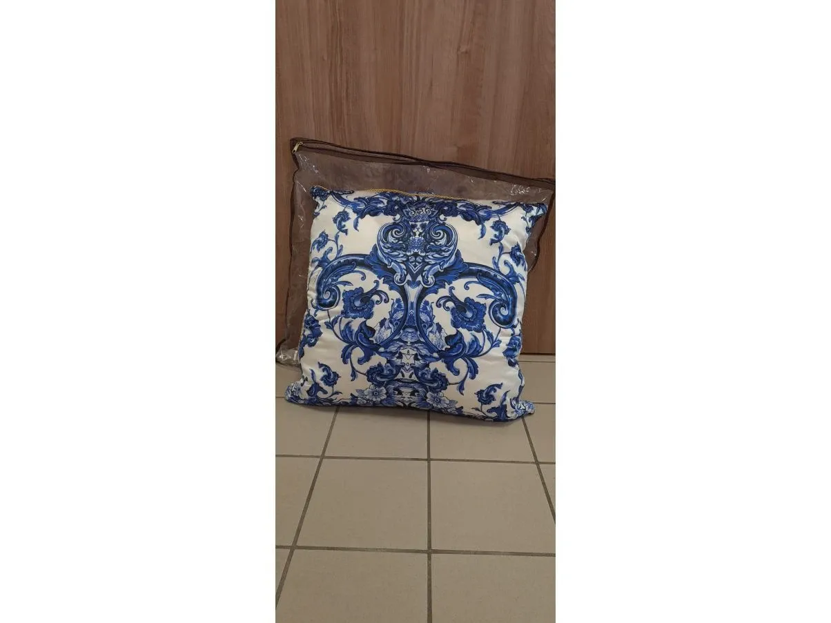 Cuscino in seta bianca e blu, Roberto Cavalli 1