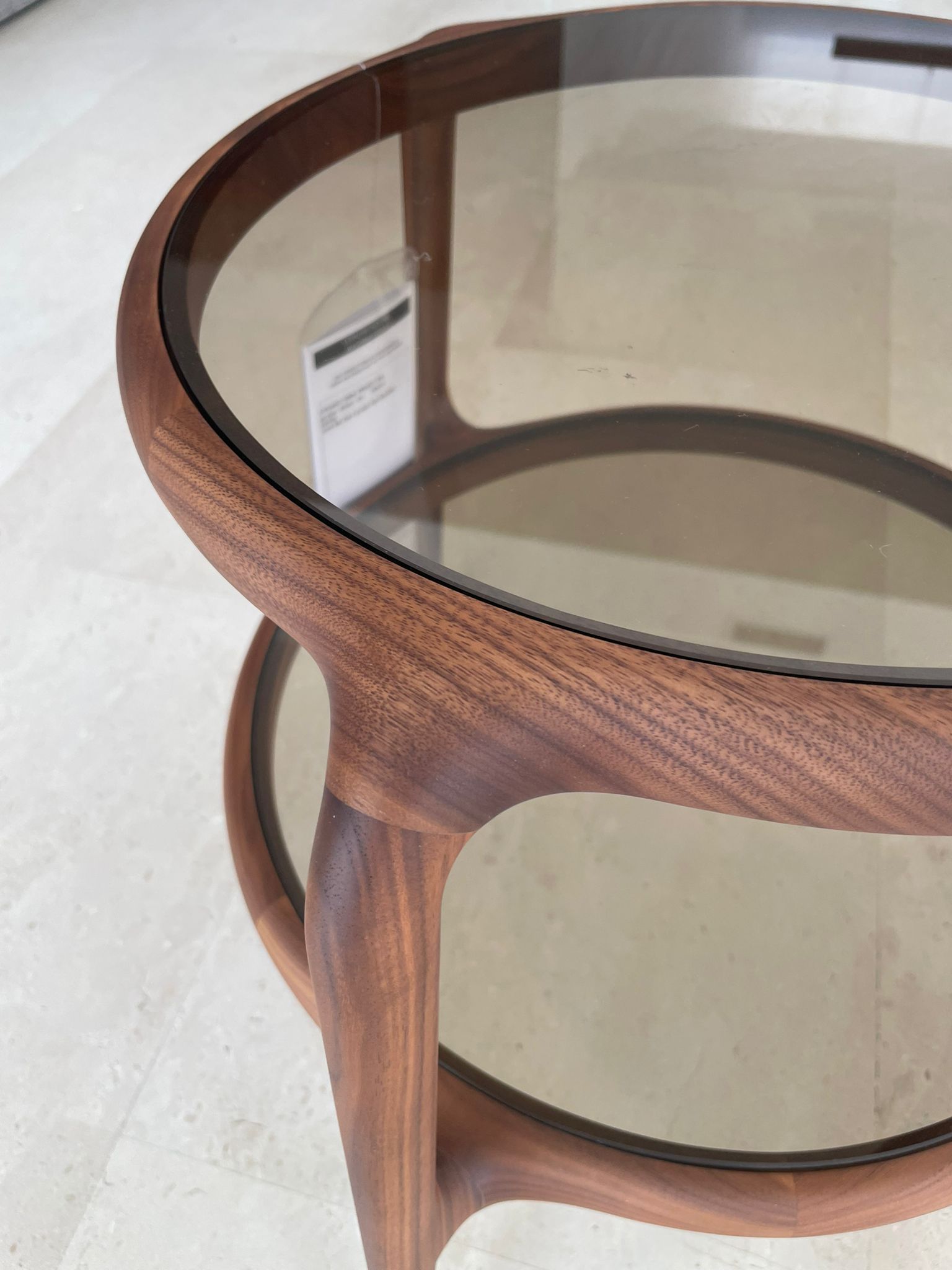 Jean Couchtisch rund aus bronzefarbenem Glas und Walnussholz Defects