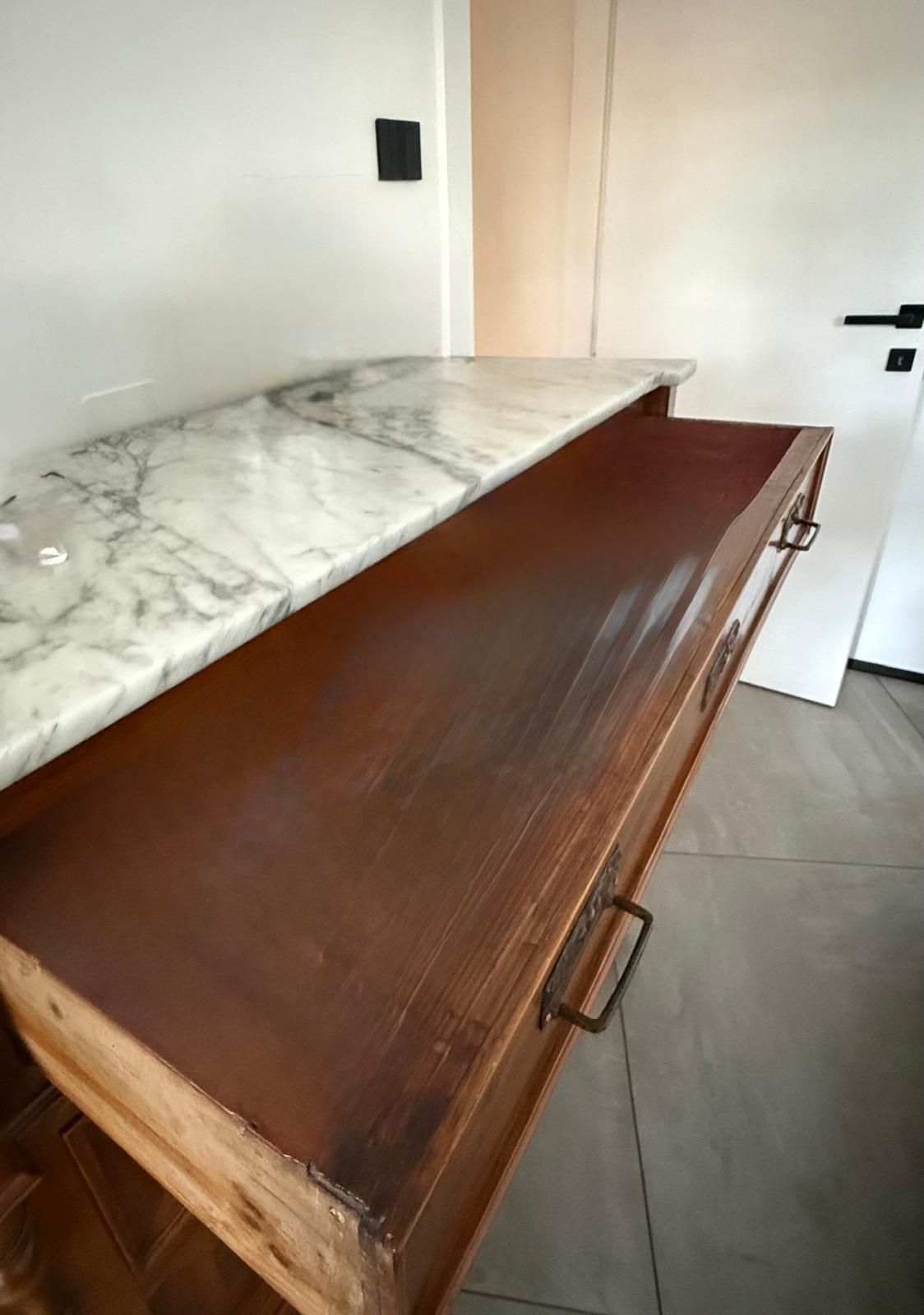 Commode avec plateau en marbre blanc et noyer (XIXe siècle) Details