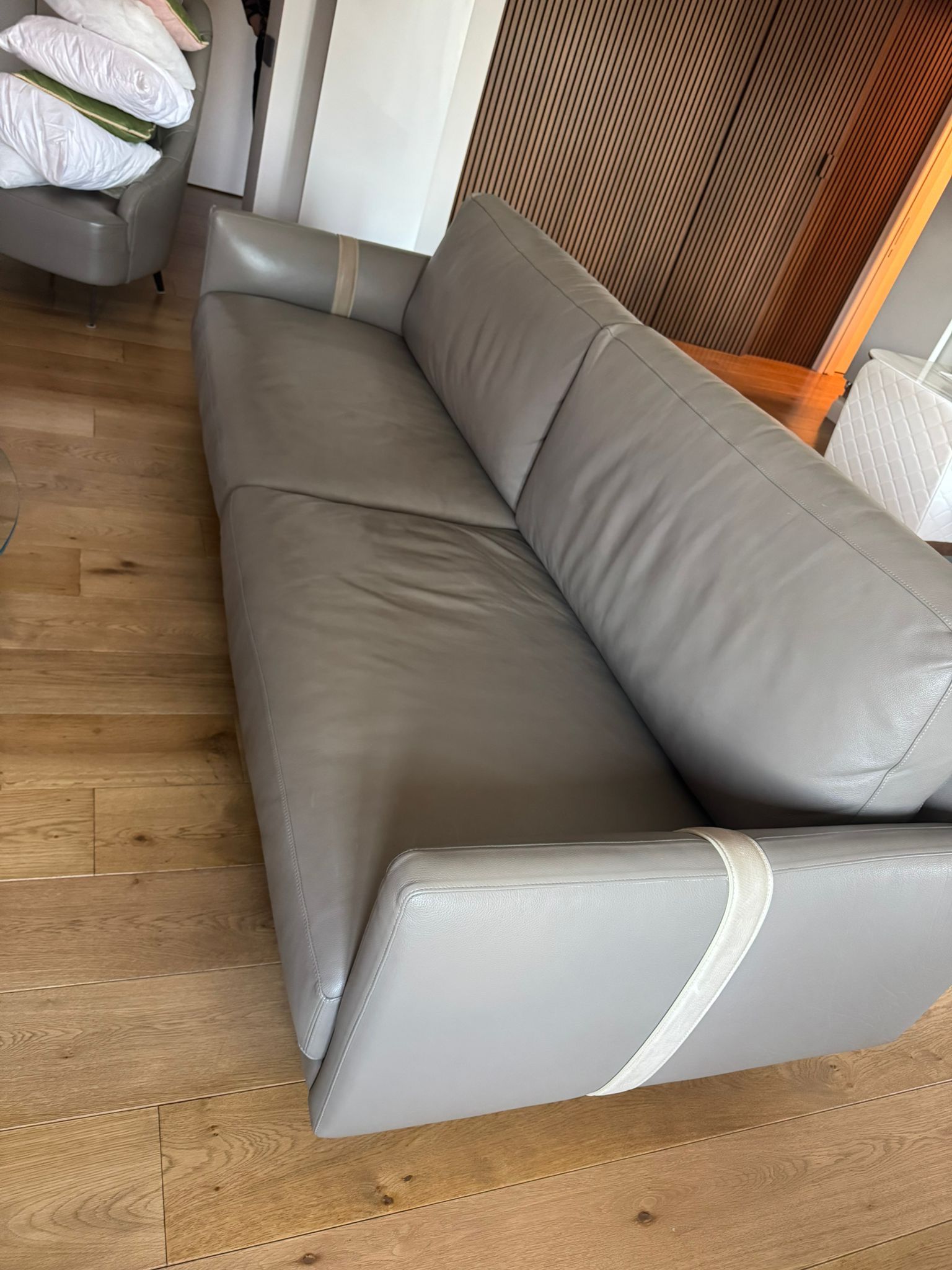 Dee Dee 4-seater leather sofa Side