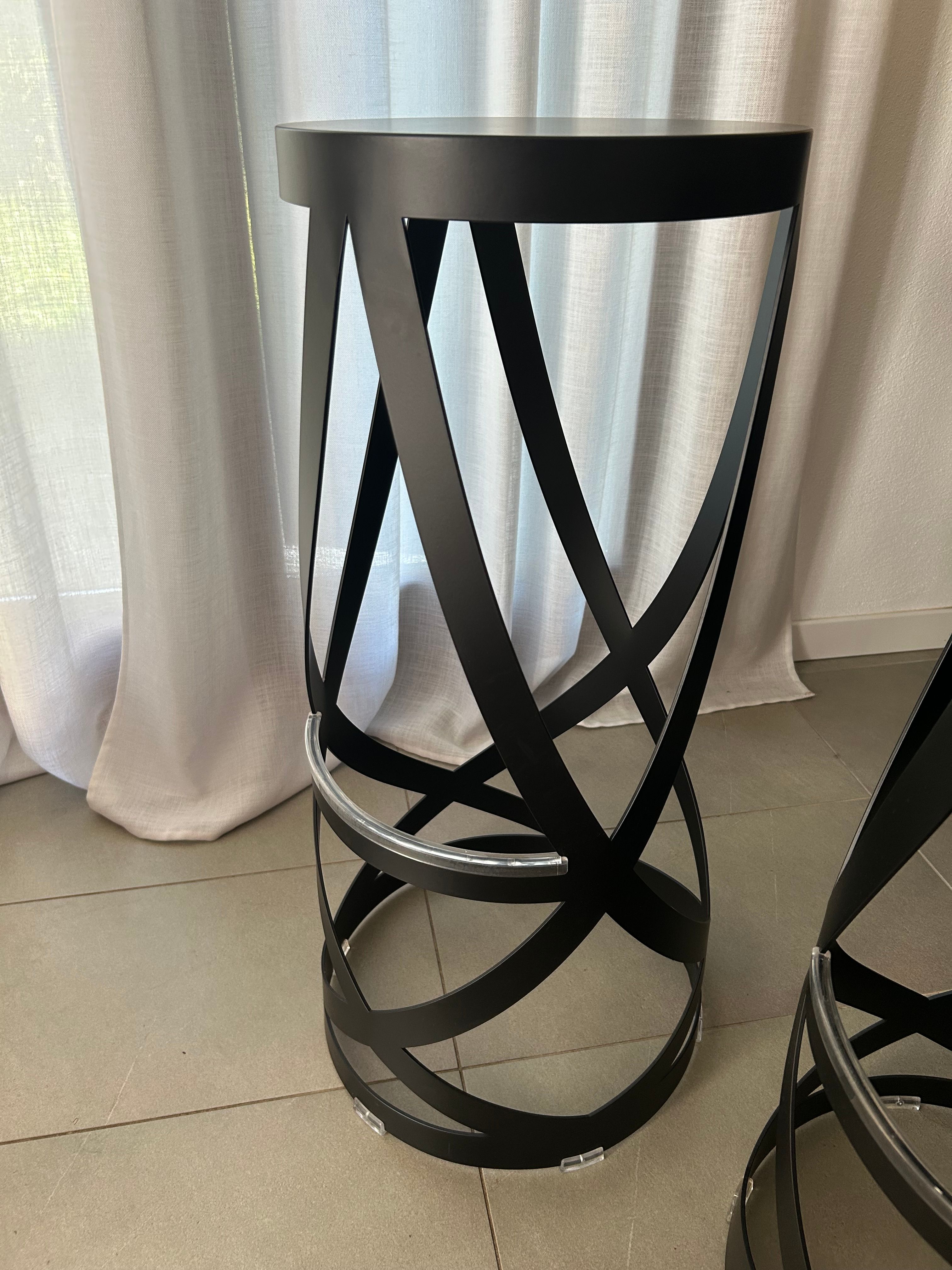 Coppia di sgabelli Ribbon in metallo nero di Nendo Front
