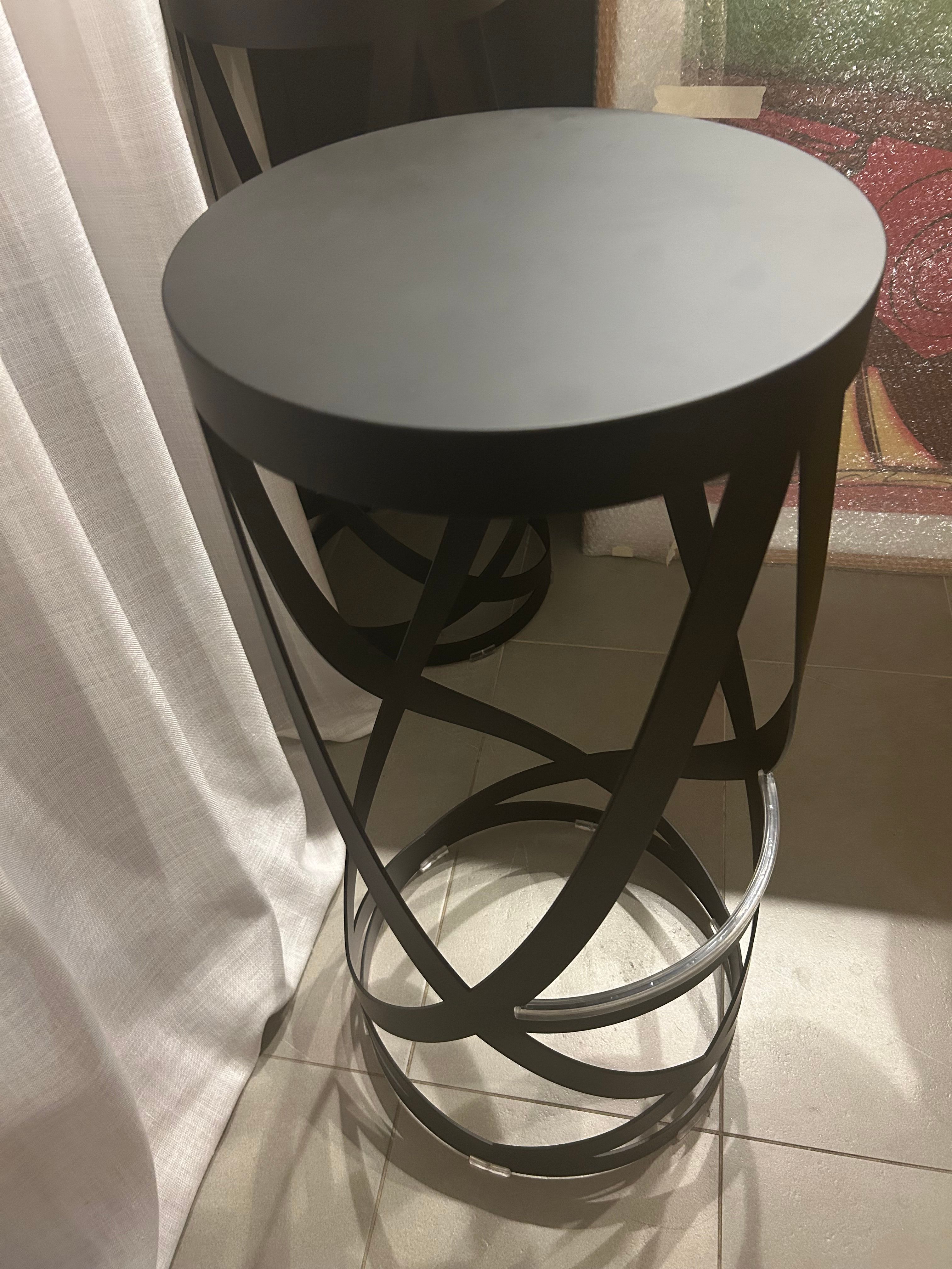 Coppia di sgabelli Ribbon in metallo nero di Nendo Side