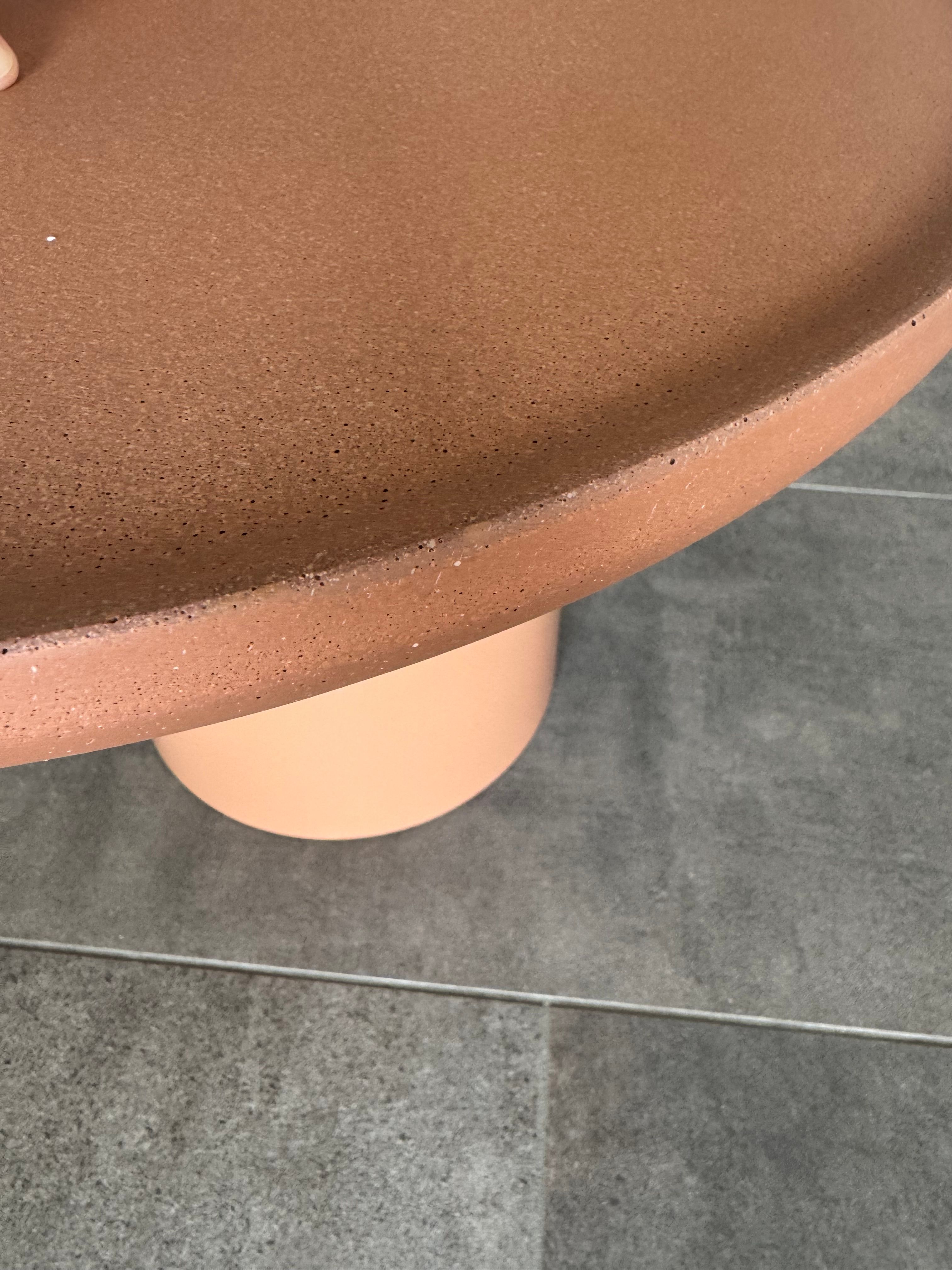 Tavolino Louisa in cemento rosso mattone Optional8