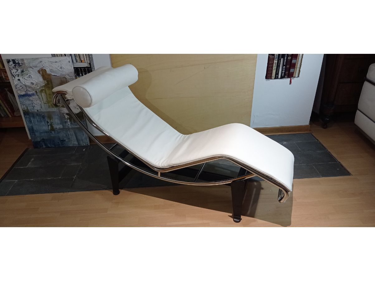 https://storage.googleapis.com/deesup_vendure_prod/preview/69/alivar-chaise-longue-lc4-pelle-bianca-martellata-by-le-corbusier-and-co-325462-2__preview.jpg