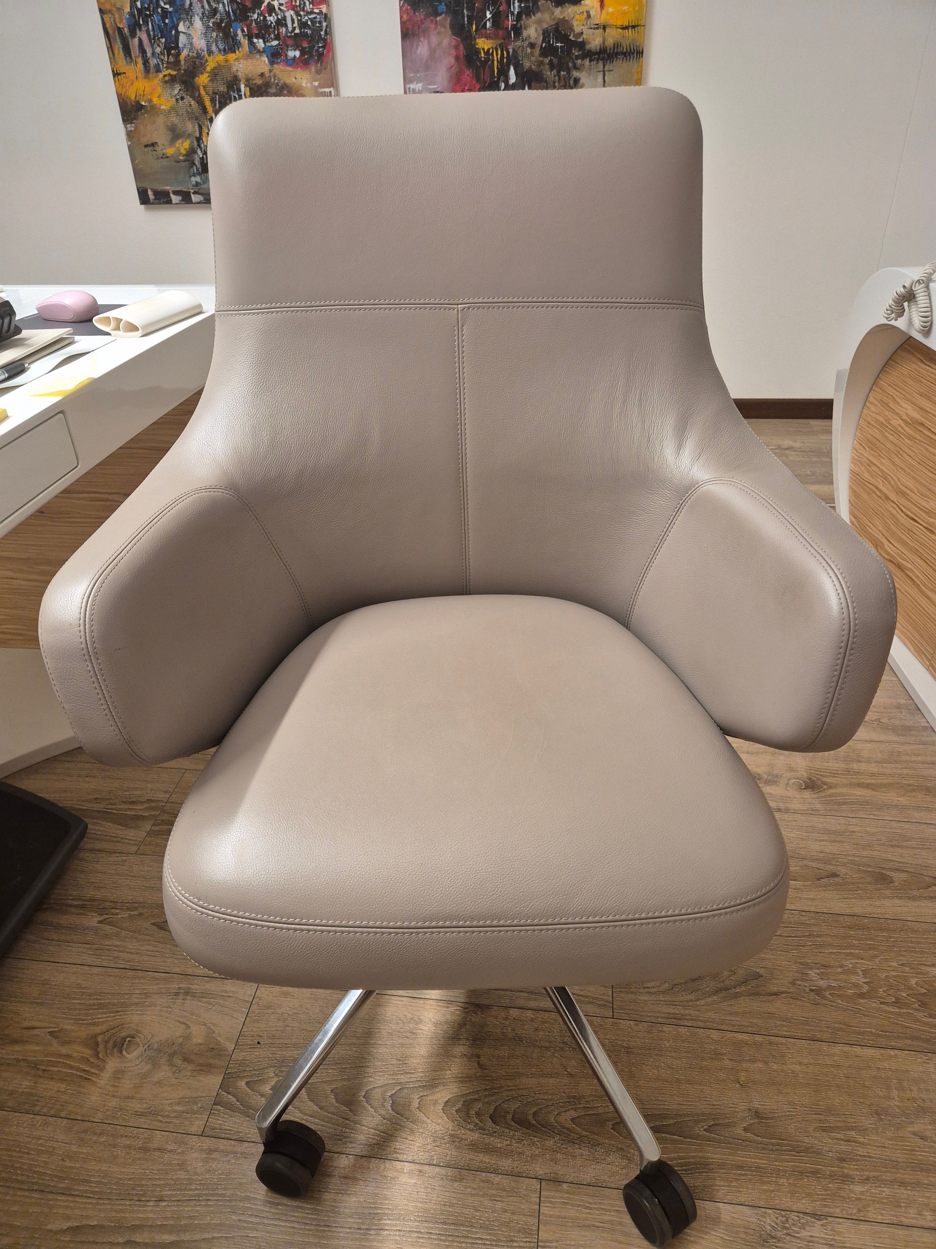 Poltrona girevole Grand Executive in pelle di Antonio Citterio Front