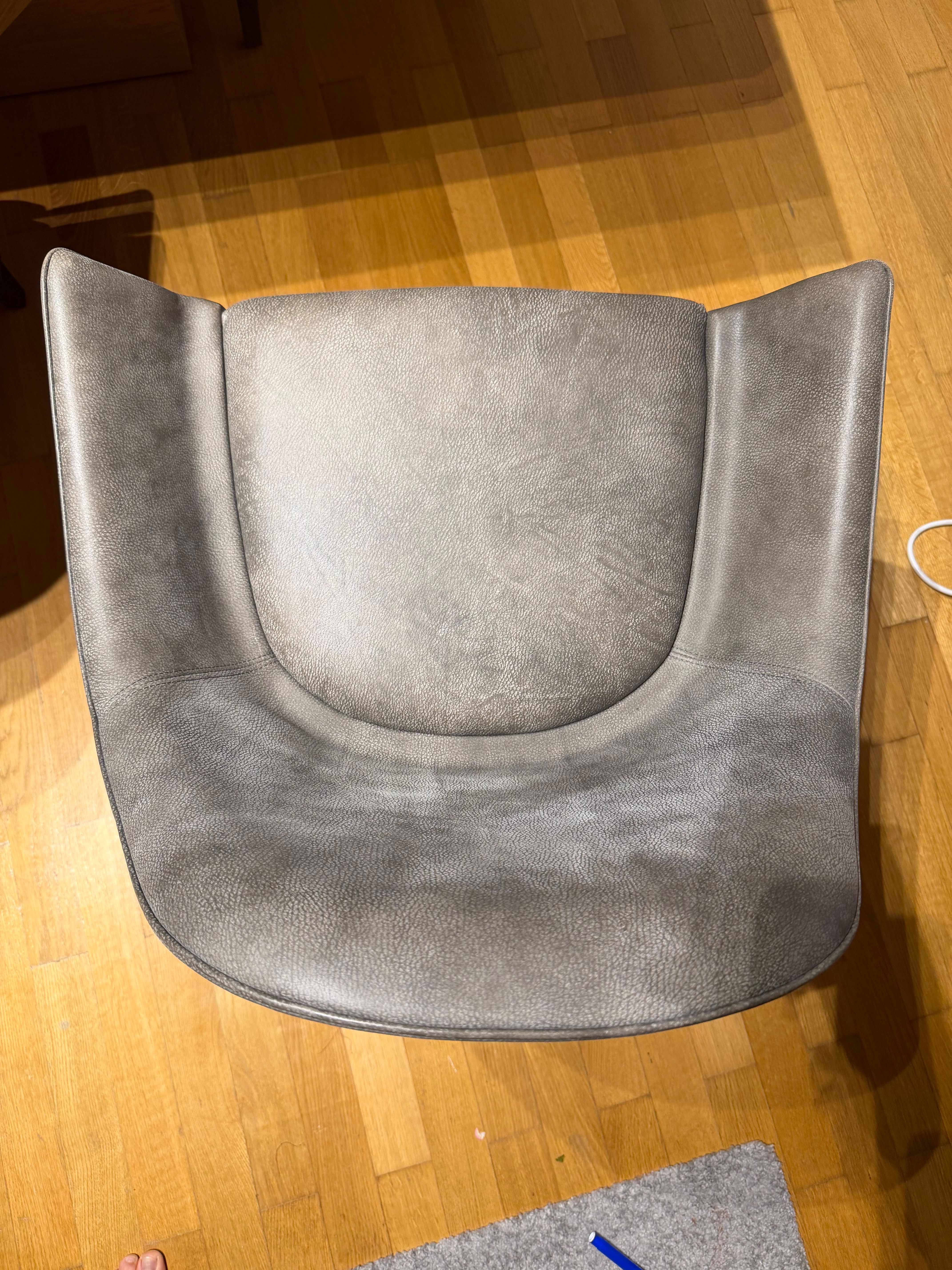 Set of 8 Manta Low leather dining chairs (grey) Main