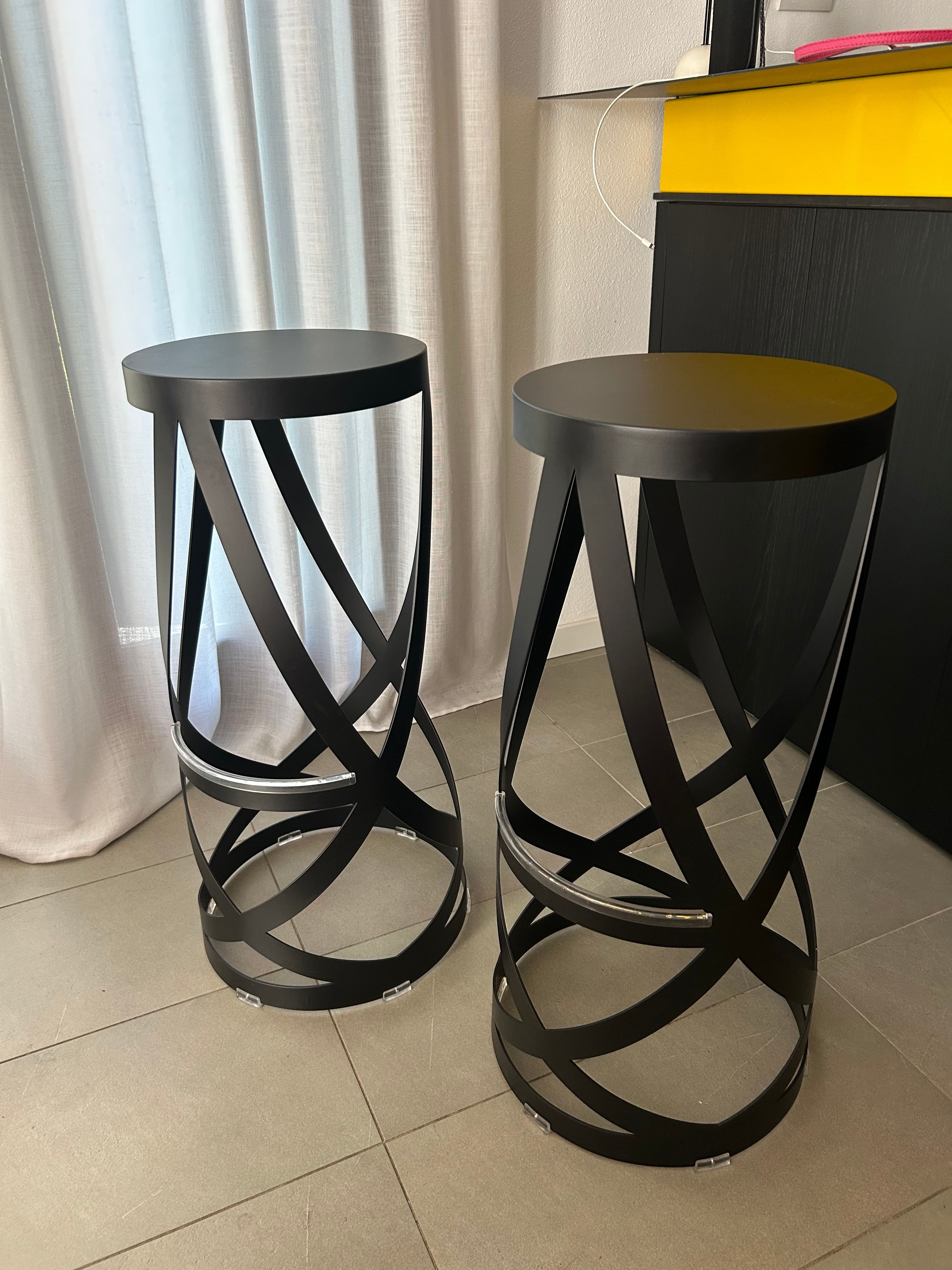 Coppia di sgabelli Ribbon in metallo nero di Nendo Main