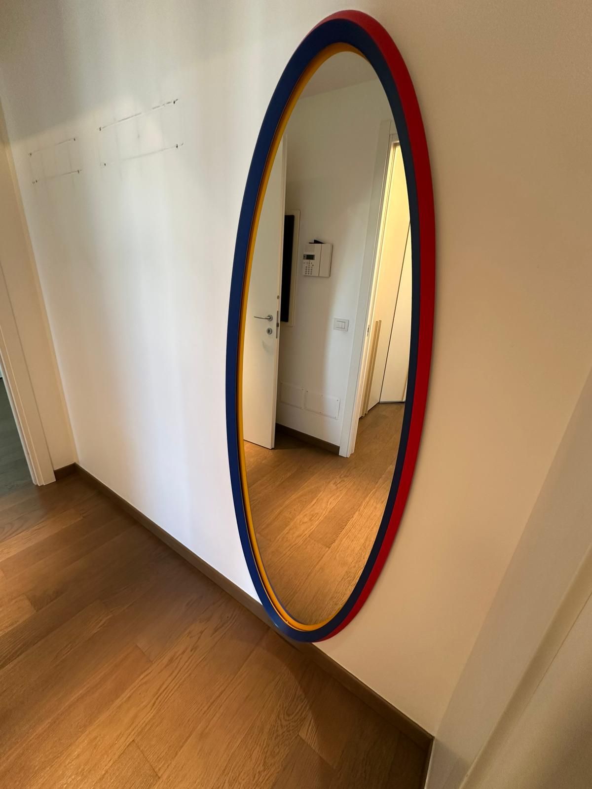 Specchio da parete ovale Grado di Ron Gilad Front