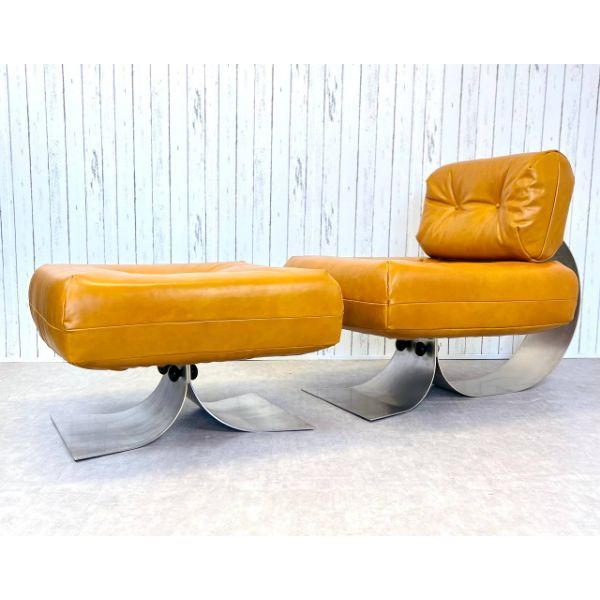 High armchair with pouf by Oscar Niemeyer, Mobilier International image