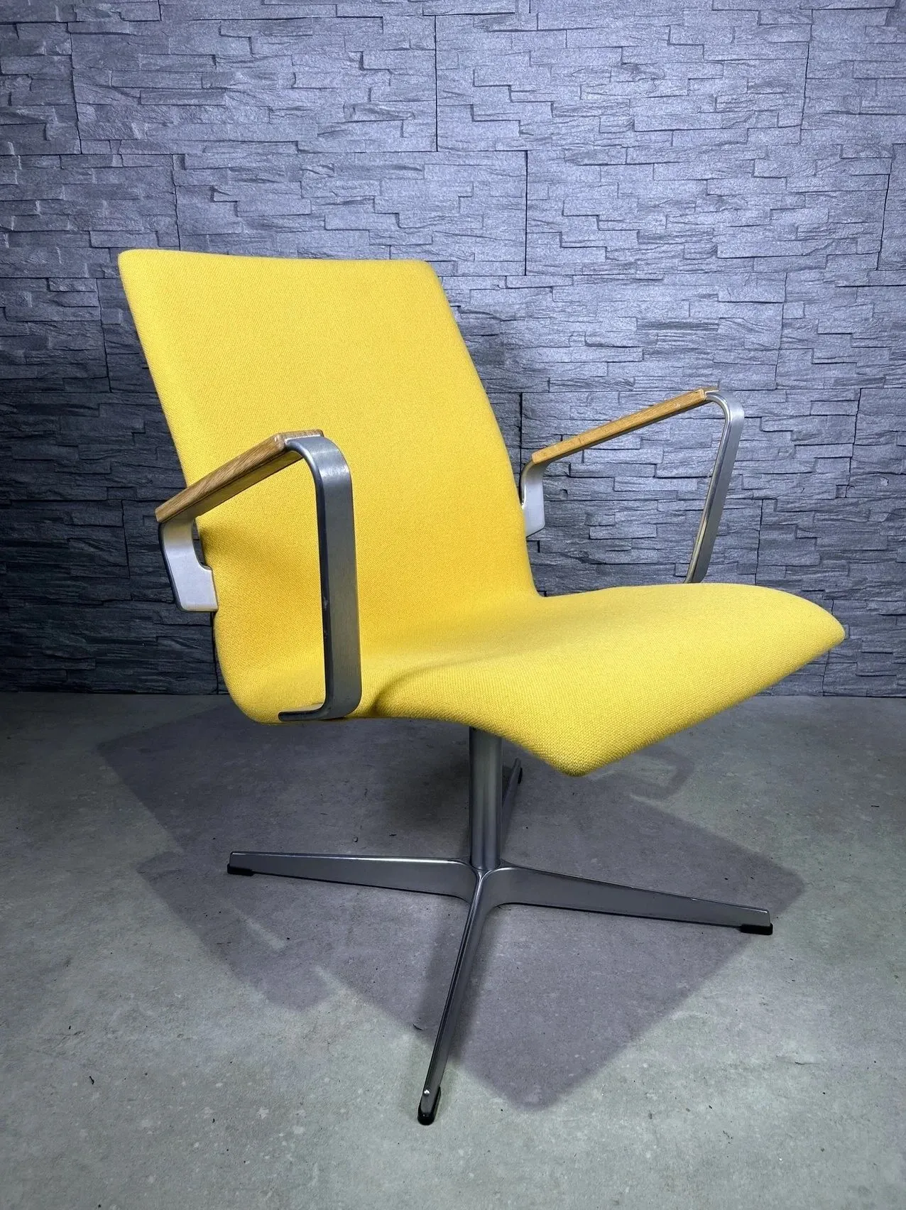 Poltroncina Oxford con braccioli colore giallo, Fritz Hansen image