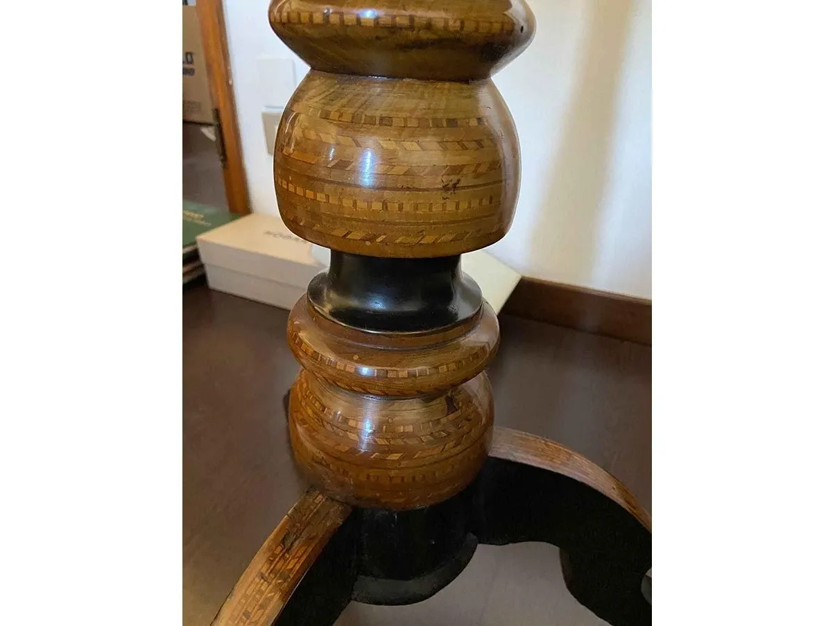 Tavolo rotondo in legno noce intarsiato XIX secolo, 4