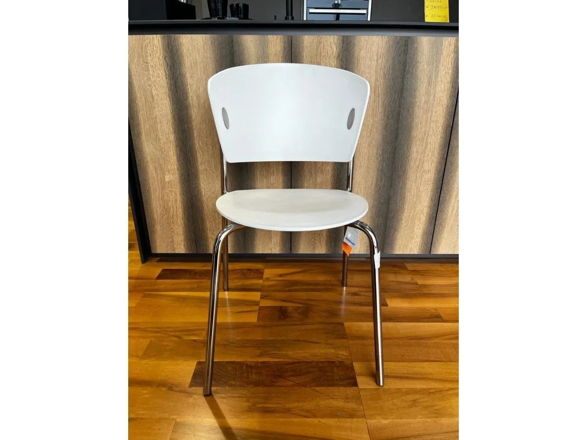 White plastic chair, Bontempi 2