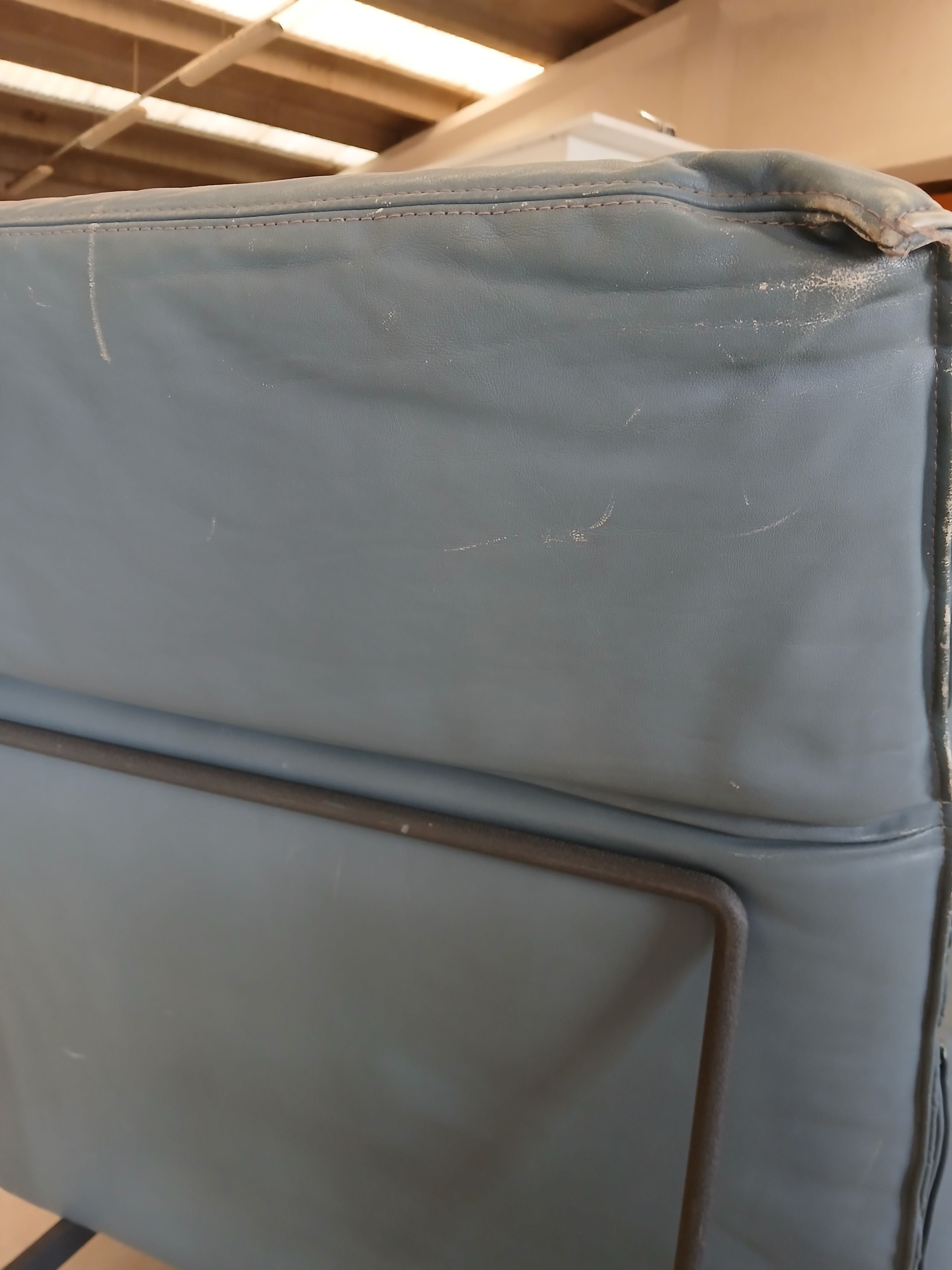 Ledersessel mit Metallgestell 13