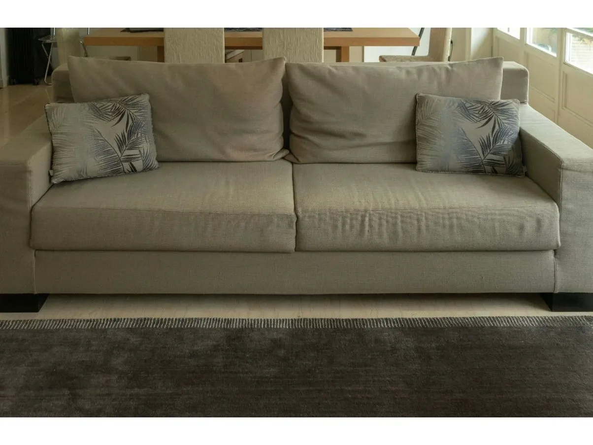 Divano London 3 posti in tessuto grigio chiaro, Armani Casa 2
