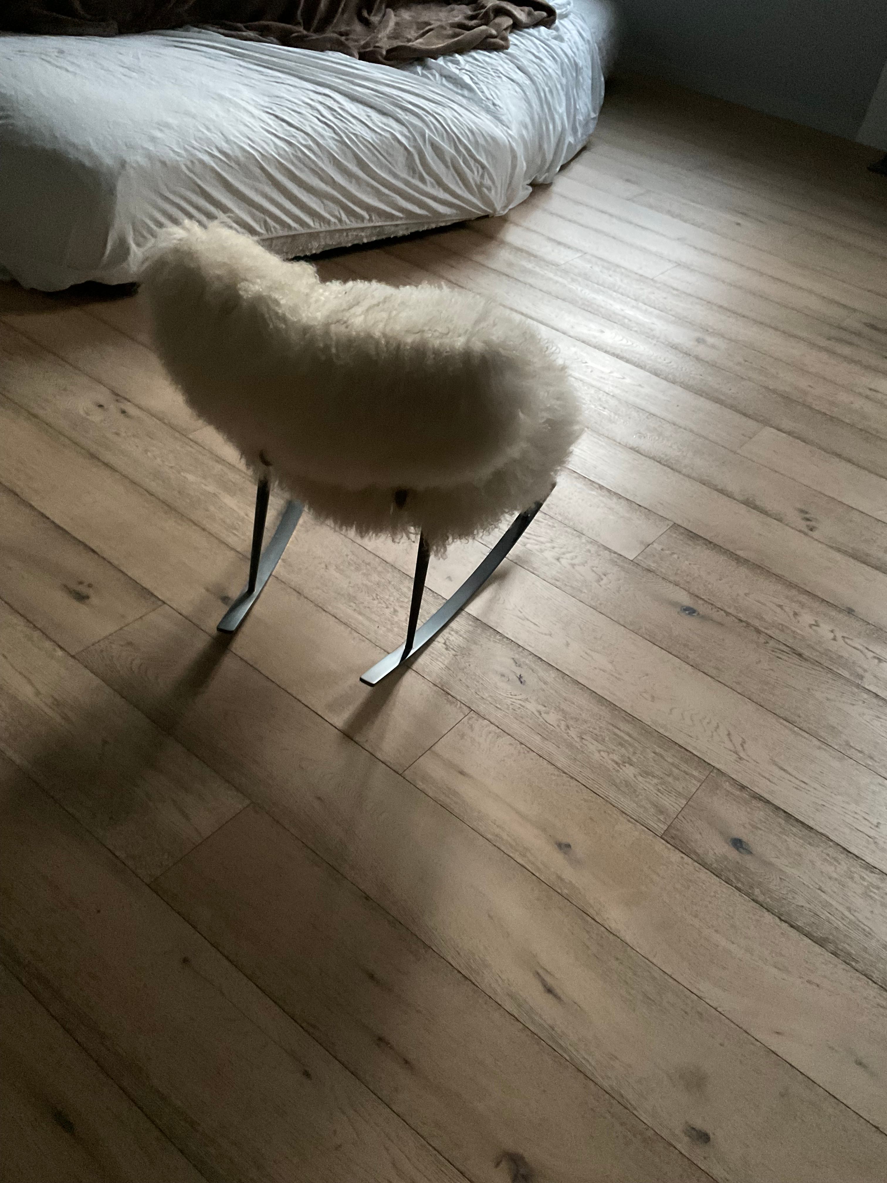 Poltroncina a dondolo Nepal in metallo e pelle di Paola Navone, Baxter Details
