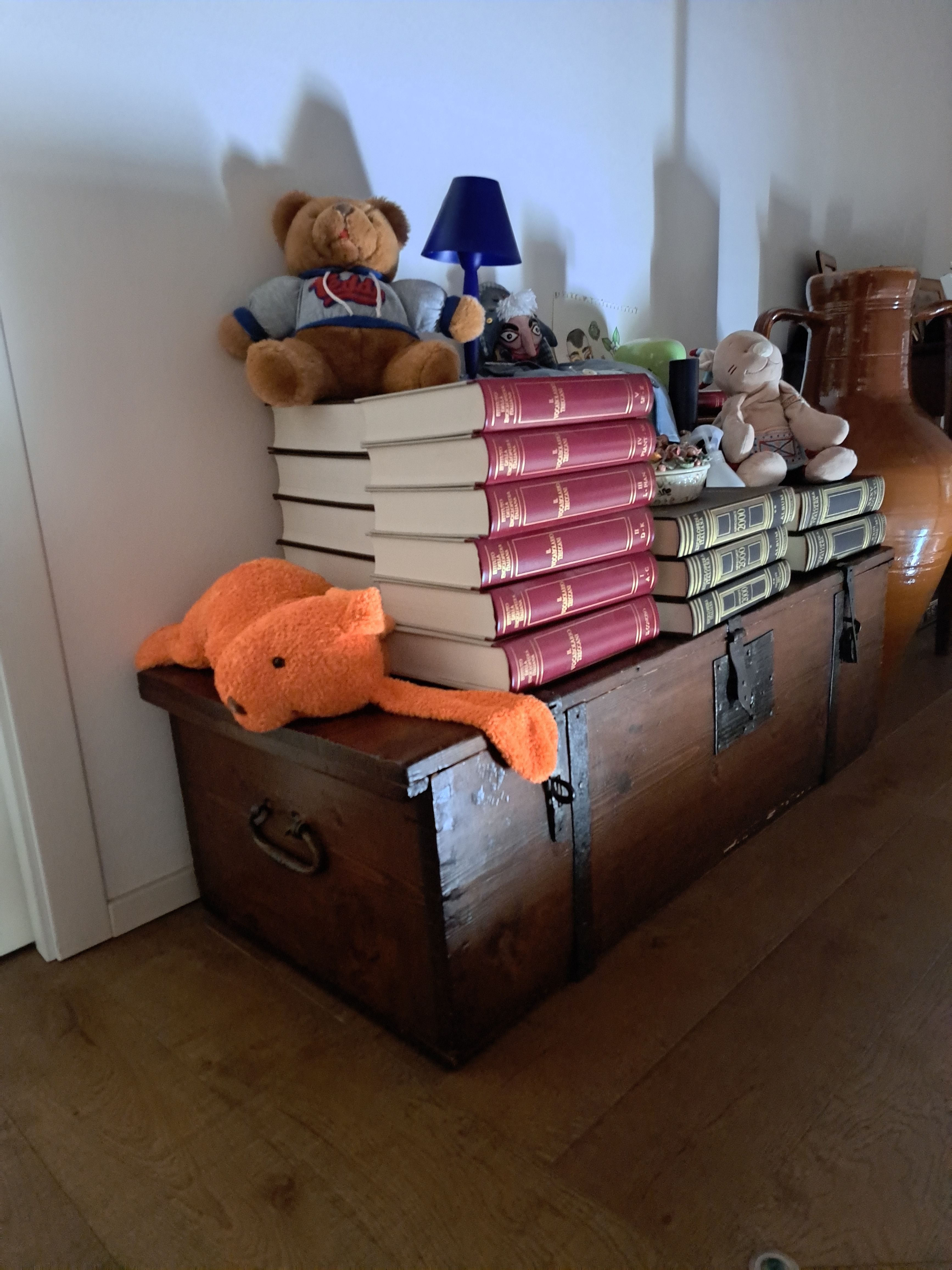 Vintage wooden chest Side