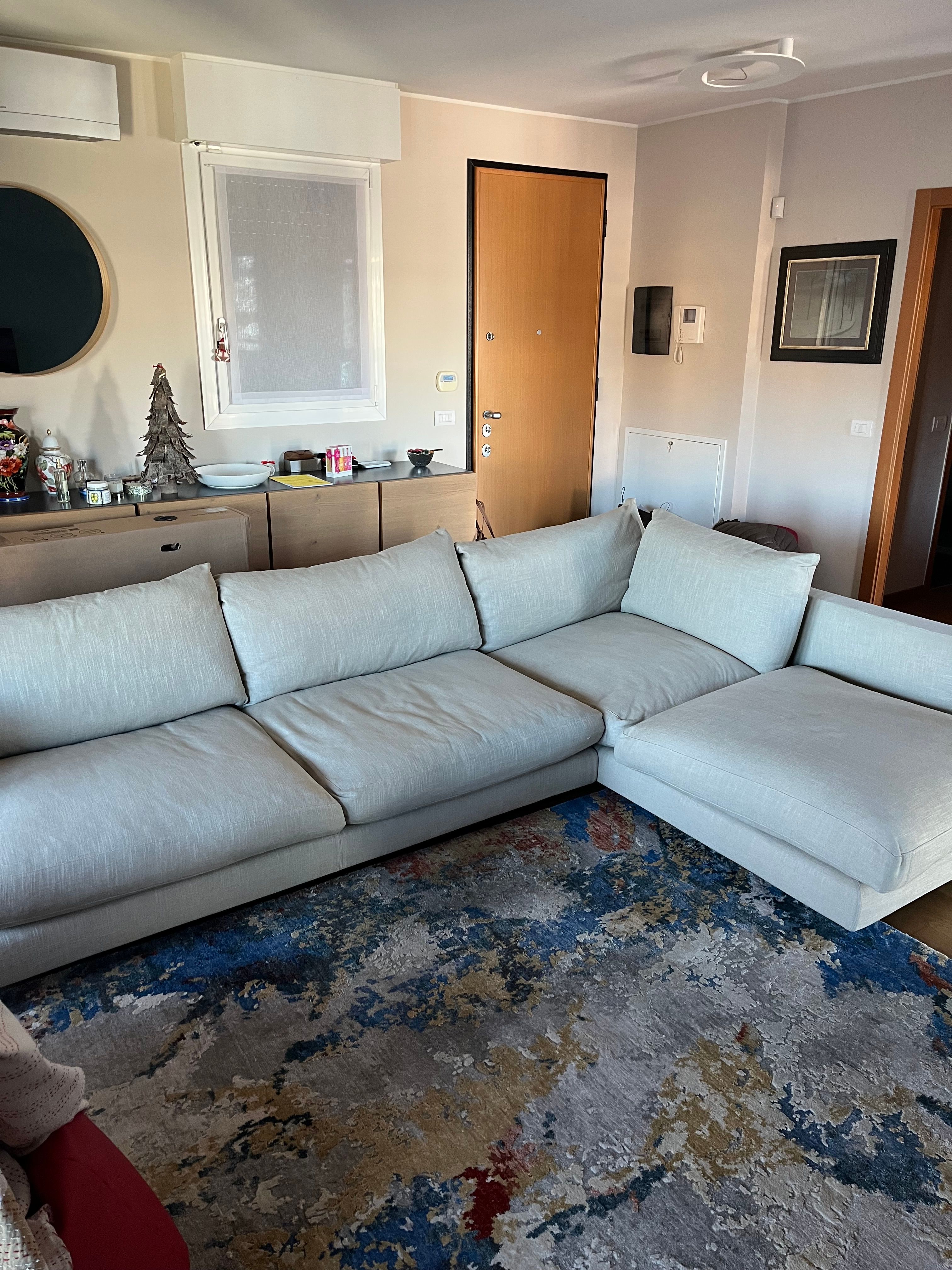 Beiges Ecksofa mit Stoffbezug und Chaiselongue Front