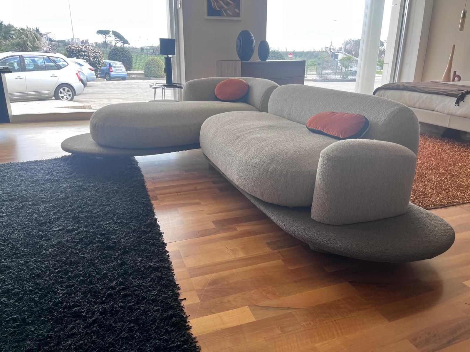 Divano angolare Grumetto in tessuto bouclé di Elena Salmistraro, Busnelli Side