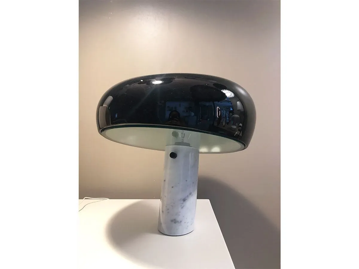 Lampada da tavolo Snoopy di Castiglioni (marmo), Flos 3
