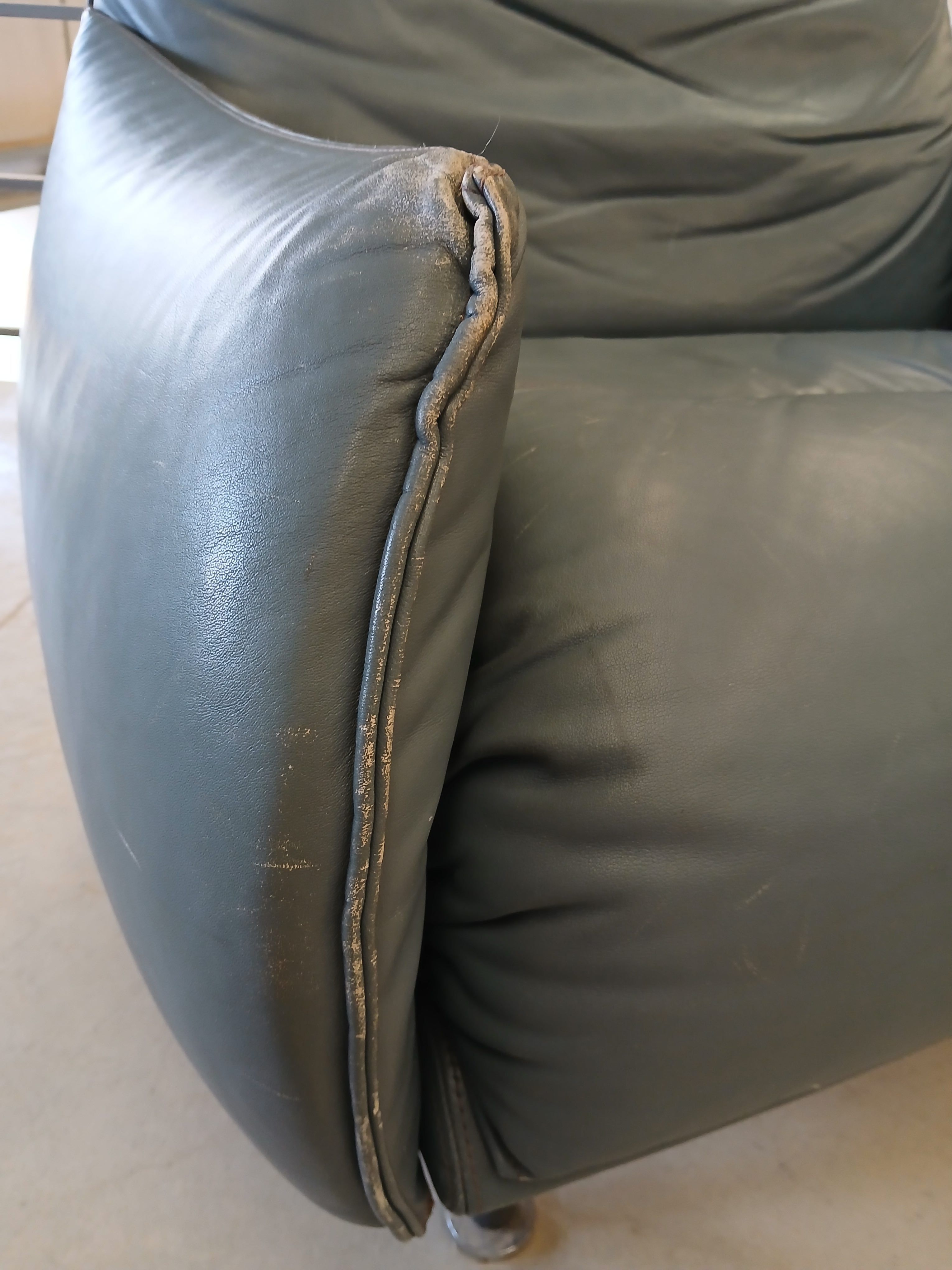 Ledersessel mit Metallgestell 10