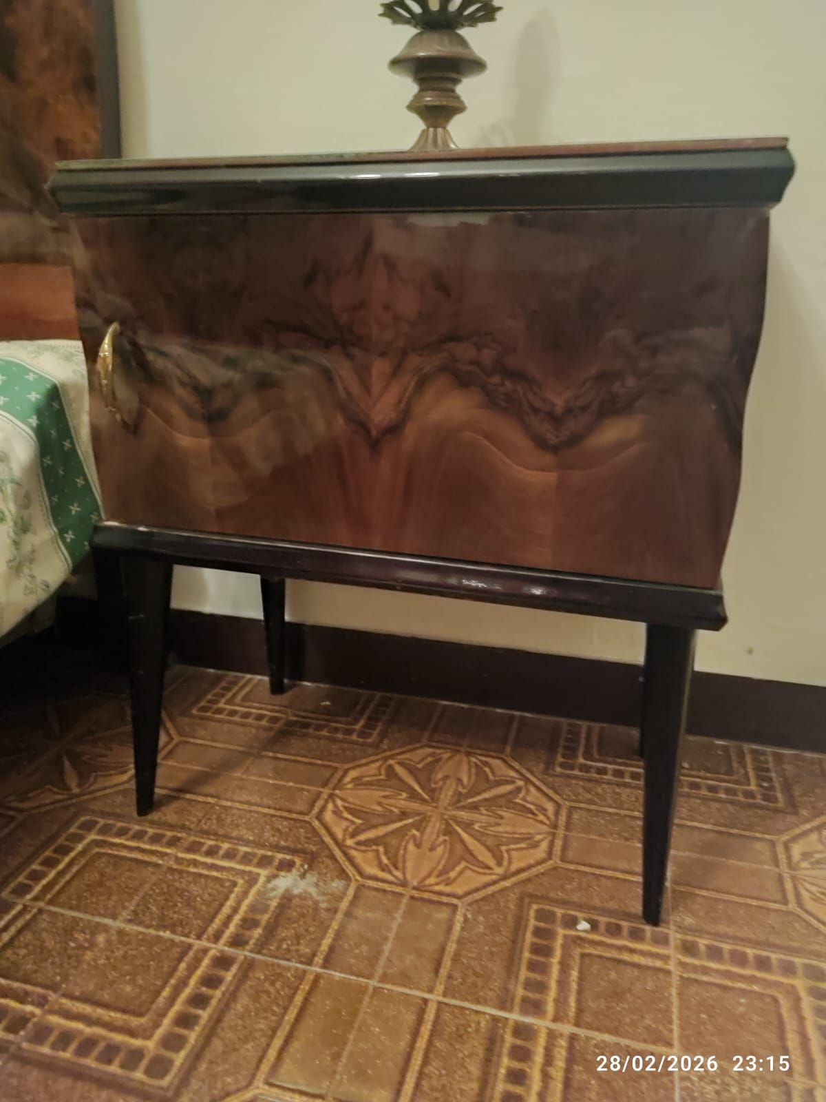 Coppia di comodini in stile classico in legno                           Brand