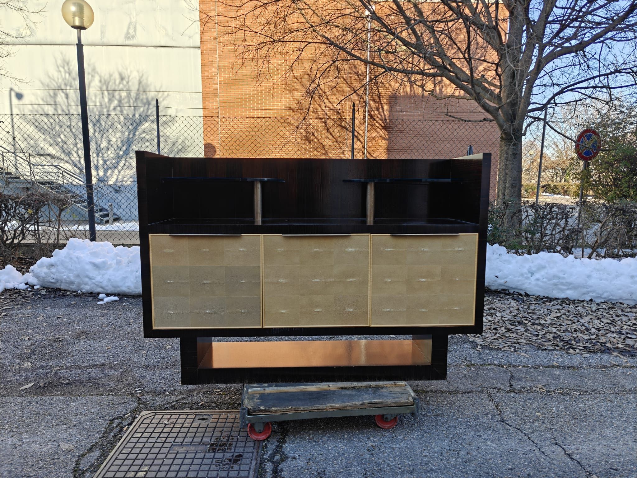 Meuble bar en bois d’ébène de Macassar des années 30 Main