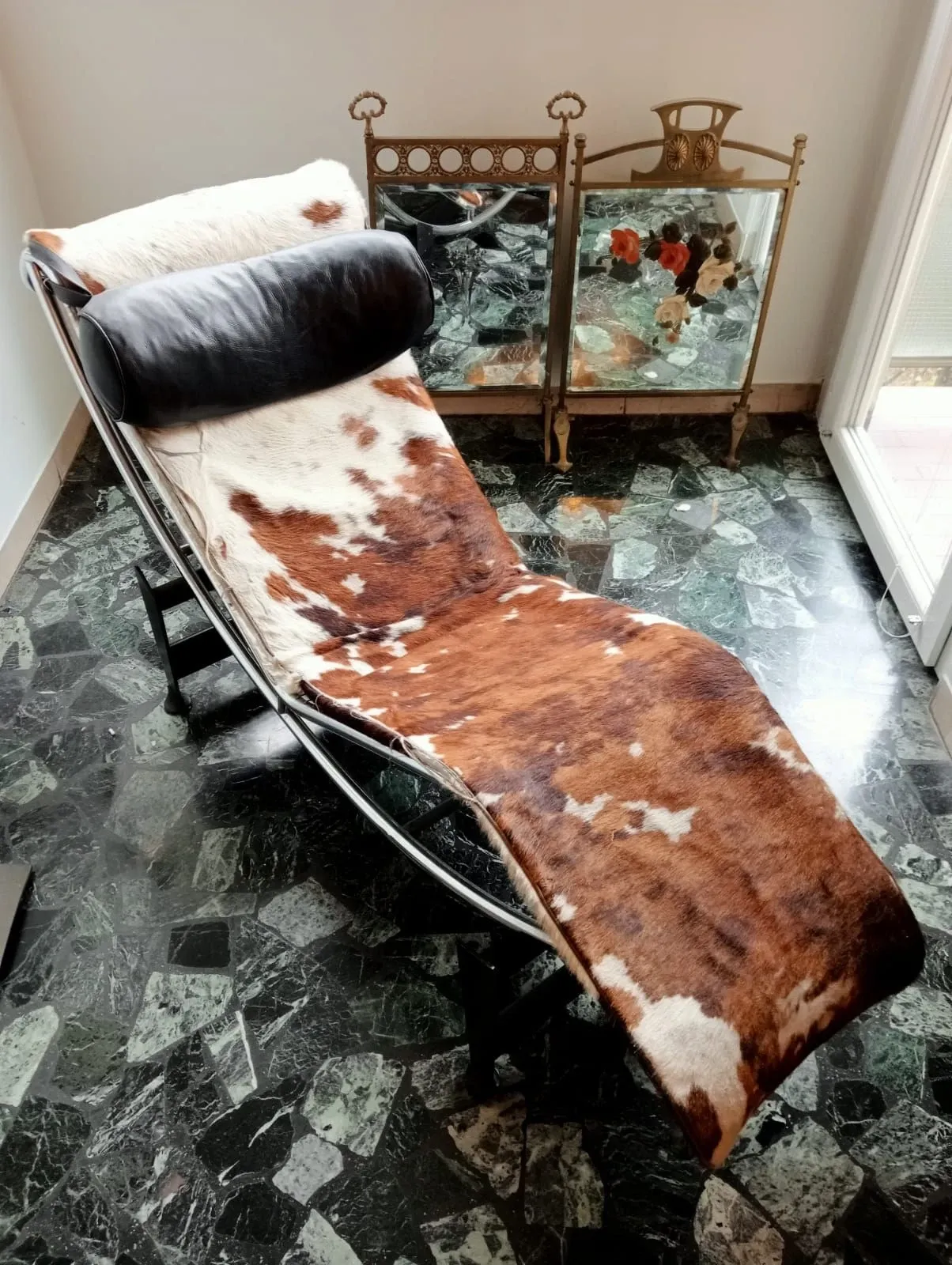 Chaise Longue LC4 in vintage pony skin, Cassina image