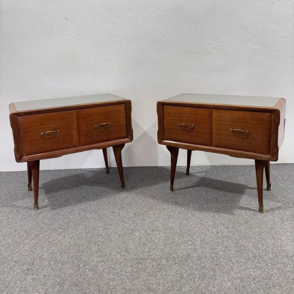 Coppia di comodini in legno e vetro (anni '50), image