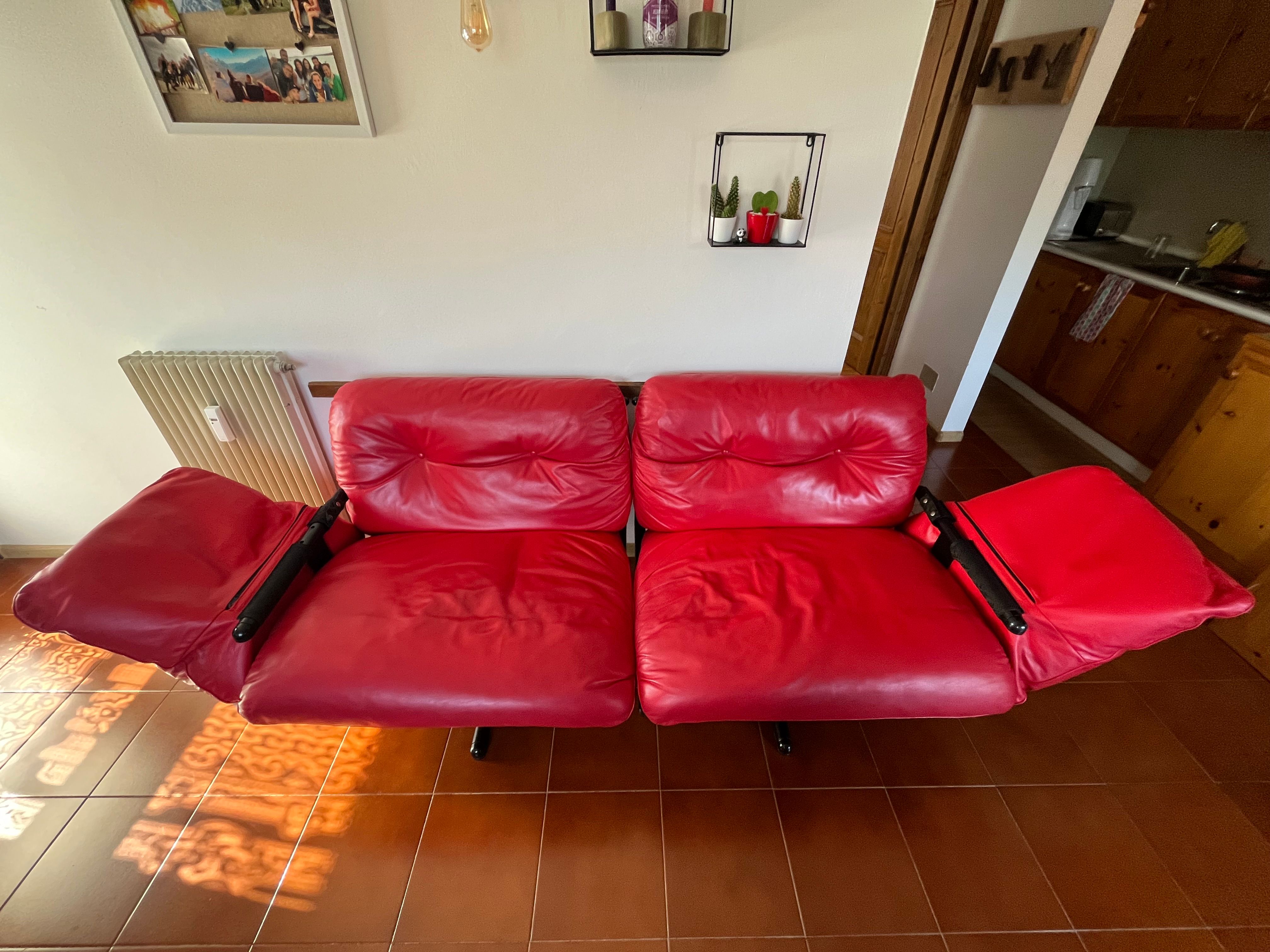 Divano 2 posti rivestito in pelle rossa  Details