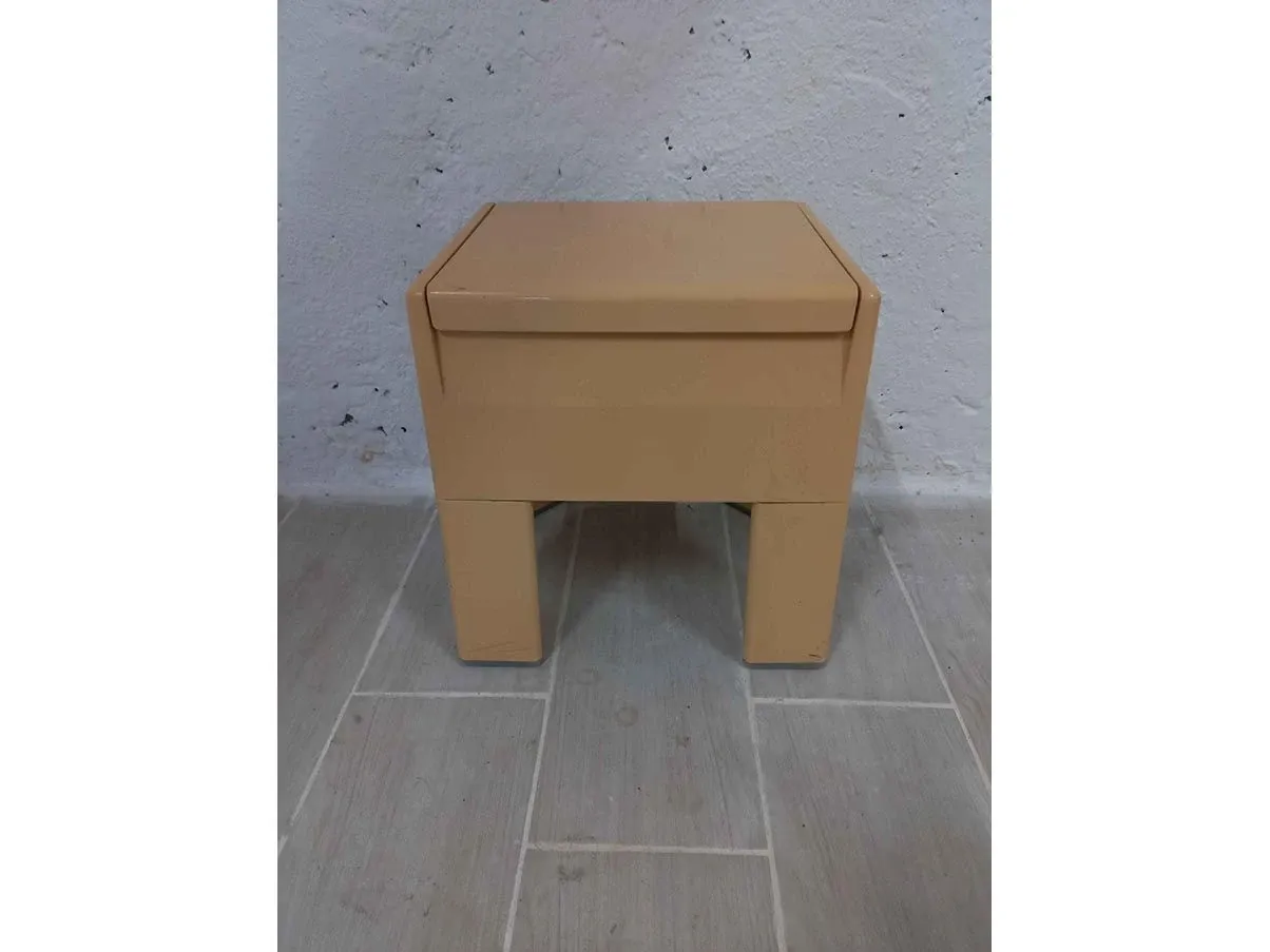 Sgabello contenitore in materiale plastico (beige) 1