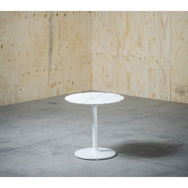 Round outdoor coffee table Flo by Claudio Bonicco, Livintwist image