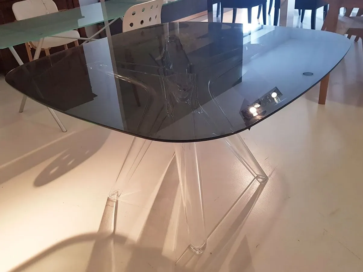 Sir Giò quadrato (fumè), Kartell 1