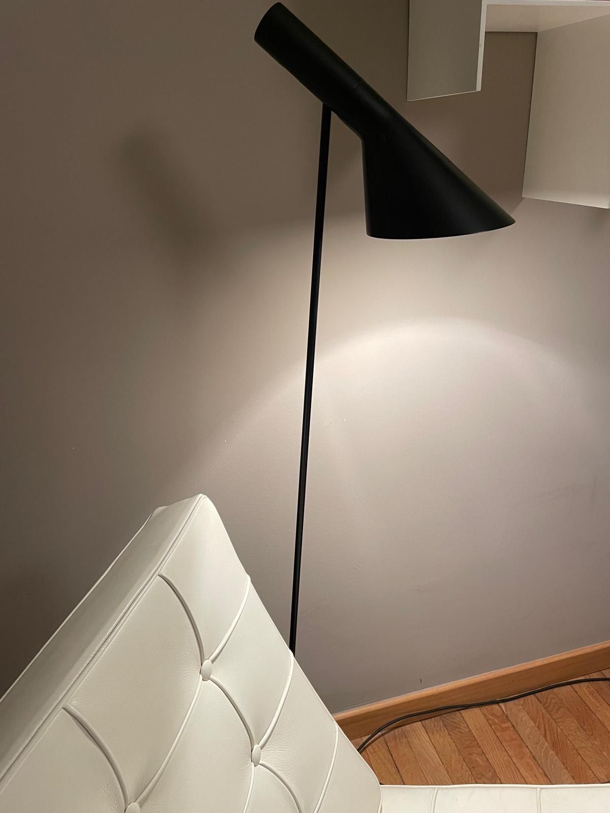 Lampada da terra AJ di Arne Jacobsen, Louise Poulsen Side