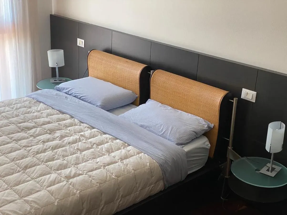 Claudiano double bed in wengè beech wood 8